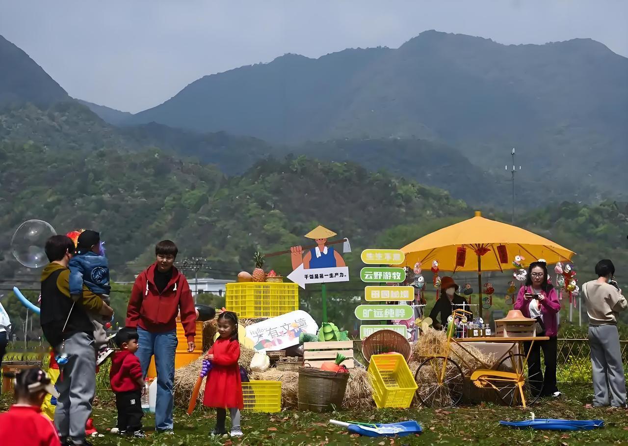 你问我答 做大乡村旅游蛋糕，有几个关键要点。
首先得完善配套基础设施。像景点内的