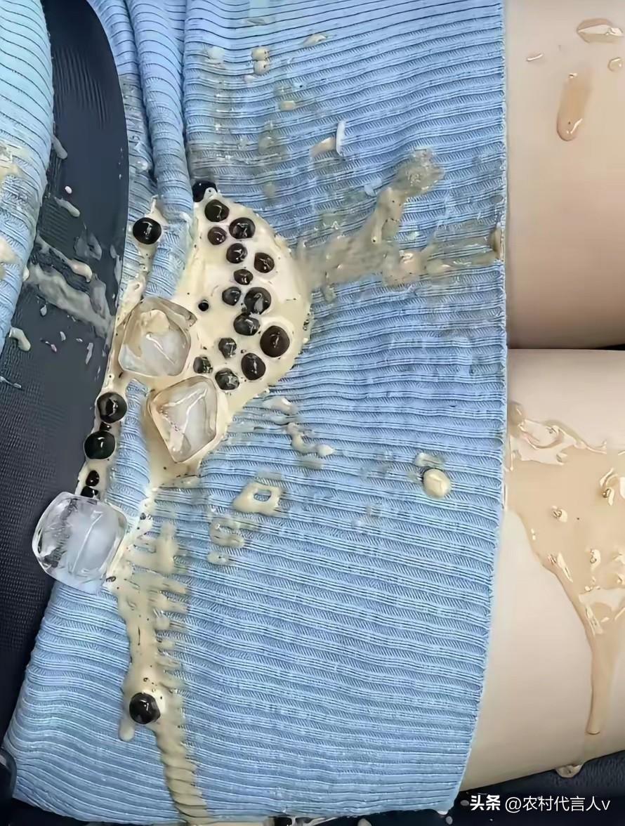 女同事让我顺路捎她上班，特意嘱咐“路过奶茶店带杯冰的”。我还开玩笑说“你这是把我