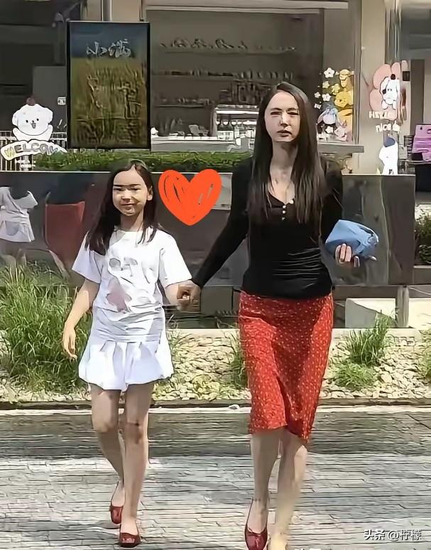 真心想劝董璇好好想一想，
别再让女儿小酒窝频繁跑活动、混迹名利场了。细心的网友都