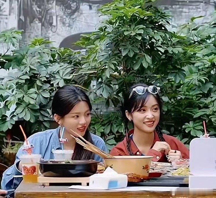 沈月和杨超越的同框，确实是有点为难沈月的颜值了 ​​​