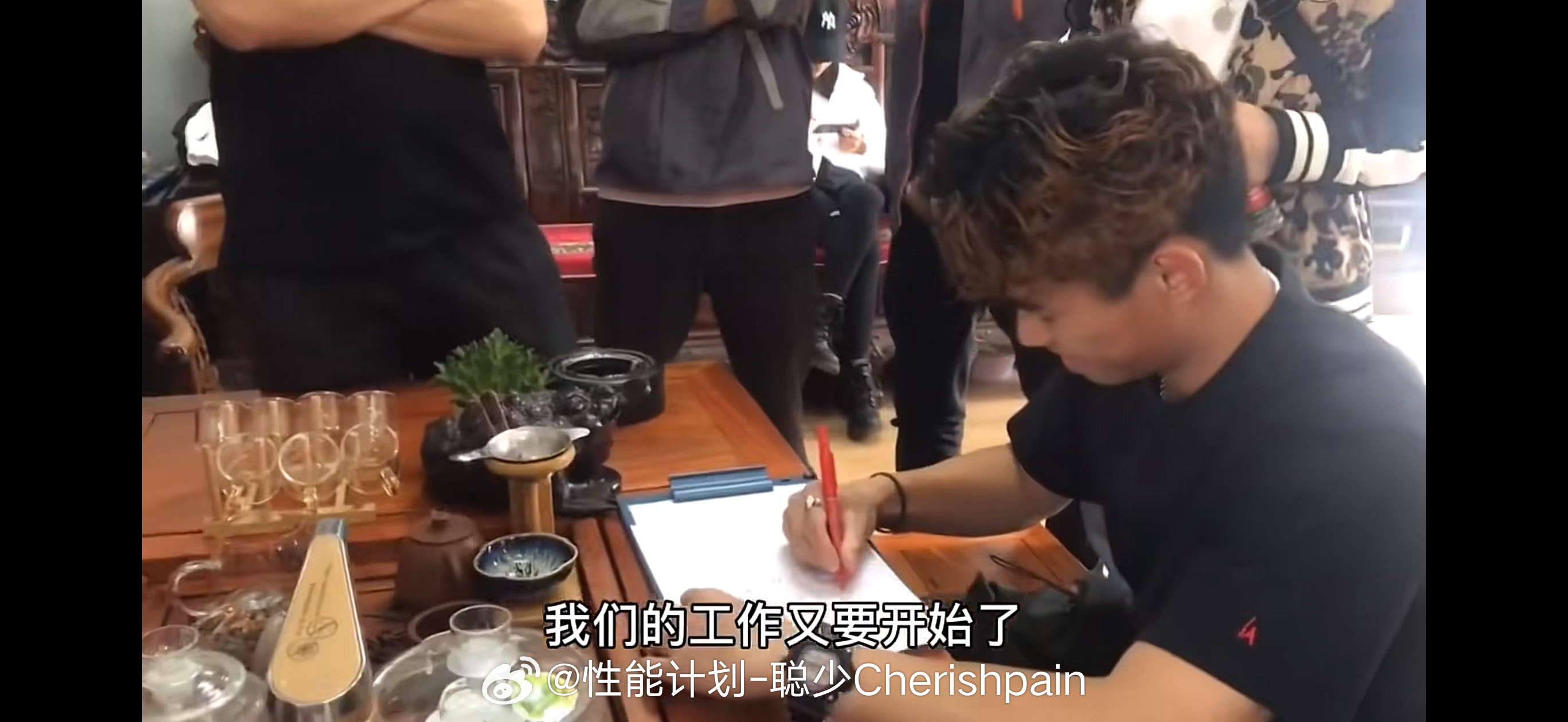 突然翻到6年前朋友拍的视频那时候机缘巧合认识了一位好哥哥他知道我喜欢改装车在楚雄