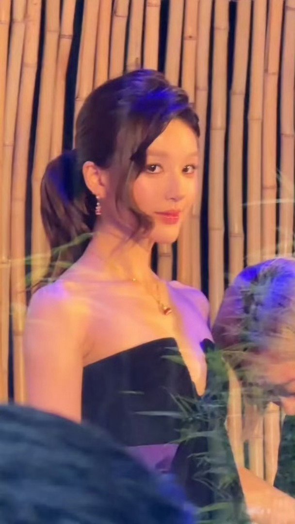 赵露思今日出席周大福活动路透，年冠女王👸🏻好美啊啊啊啊 周大福