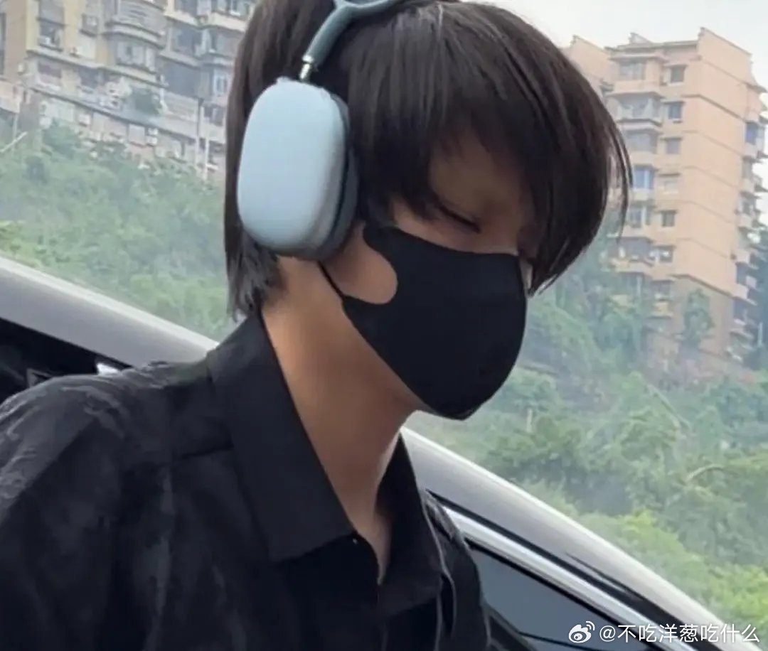 王橹杰把眉毛剃了！？要干嘛 
