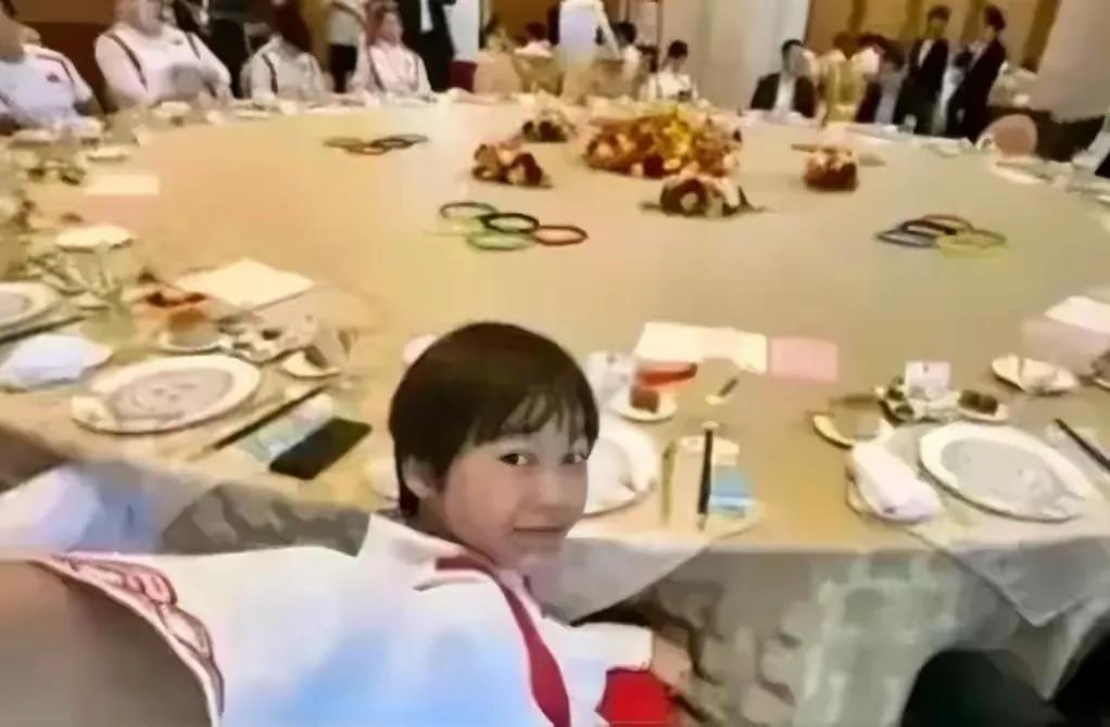 全红婵参加国宴后打包回家炸锅了，被称为国宴打包第一人！国庆前夕，全红婵和一众奥运