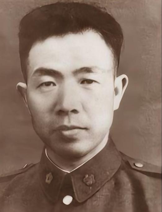 1948年，国军中将投诚获宽大处理，不听劝阻执意赴台，惨遭囚禁25年，晚年悔恨：