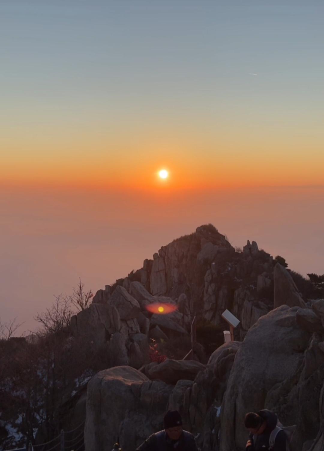 有人说泰山日出是全国最好看的日出，我今天早上看到，非常感慨，果然壮观。
早上非常