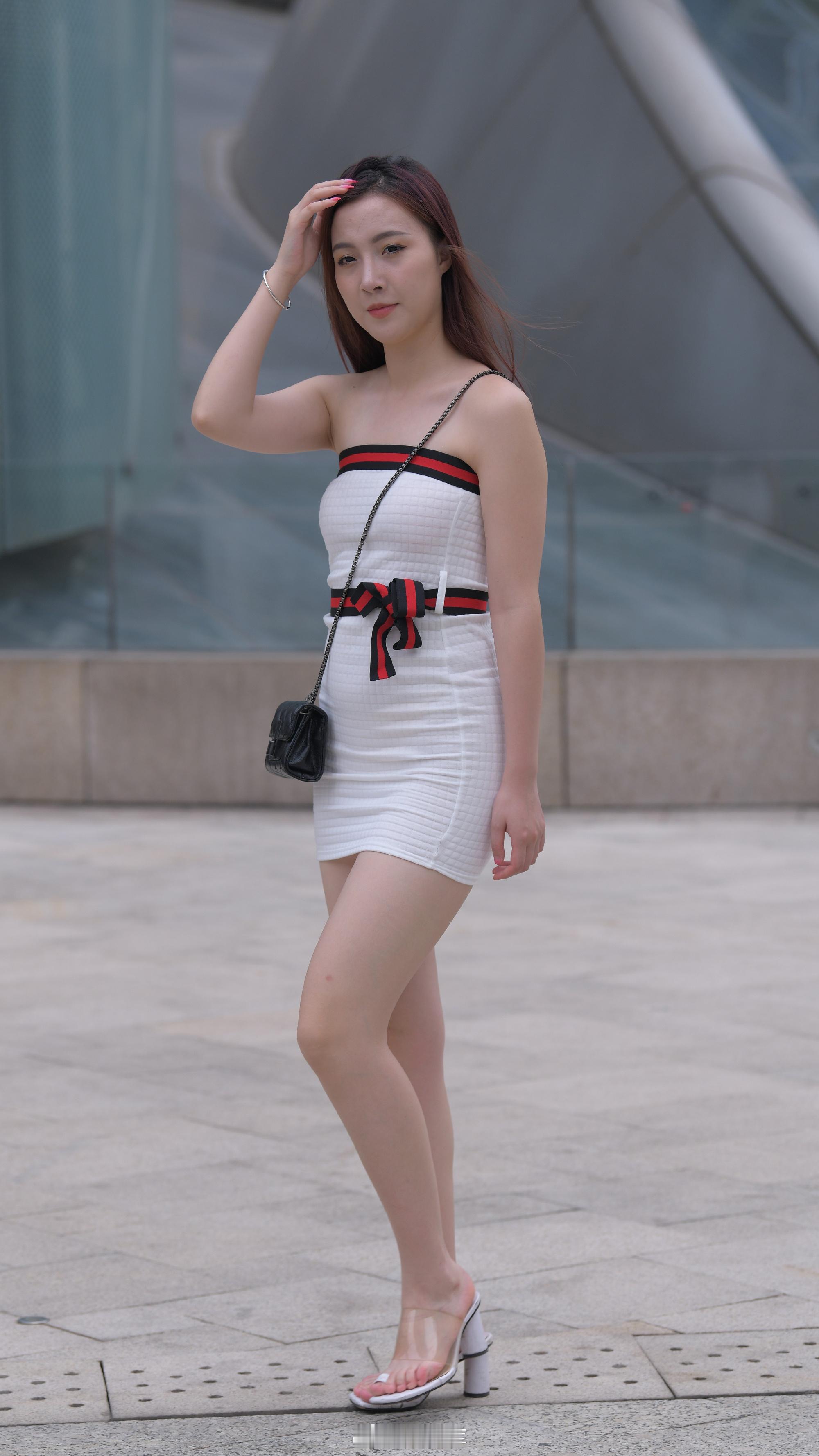 红黑织带白裙，街拍刚好够亮。7358街拍 我的摄影日记 街拍穿搭 时尚街拍