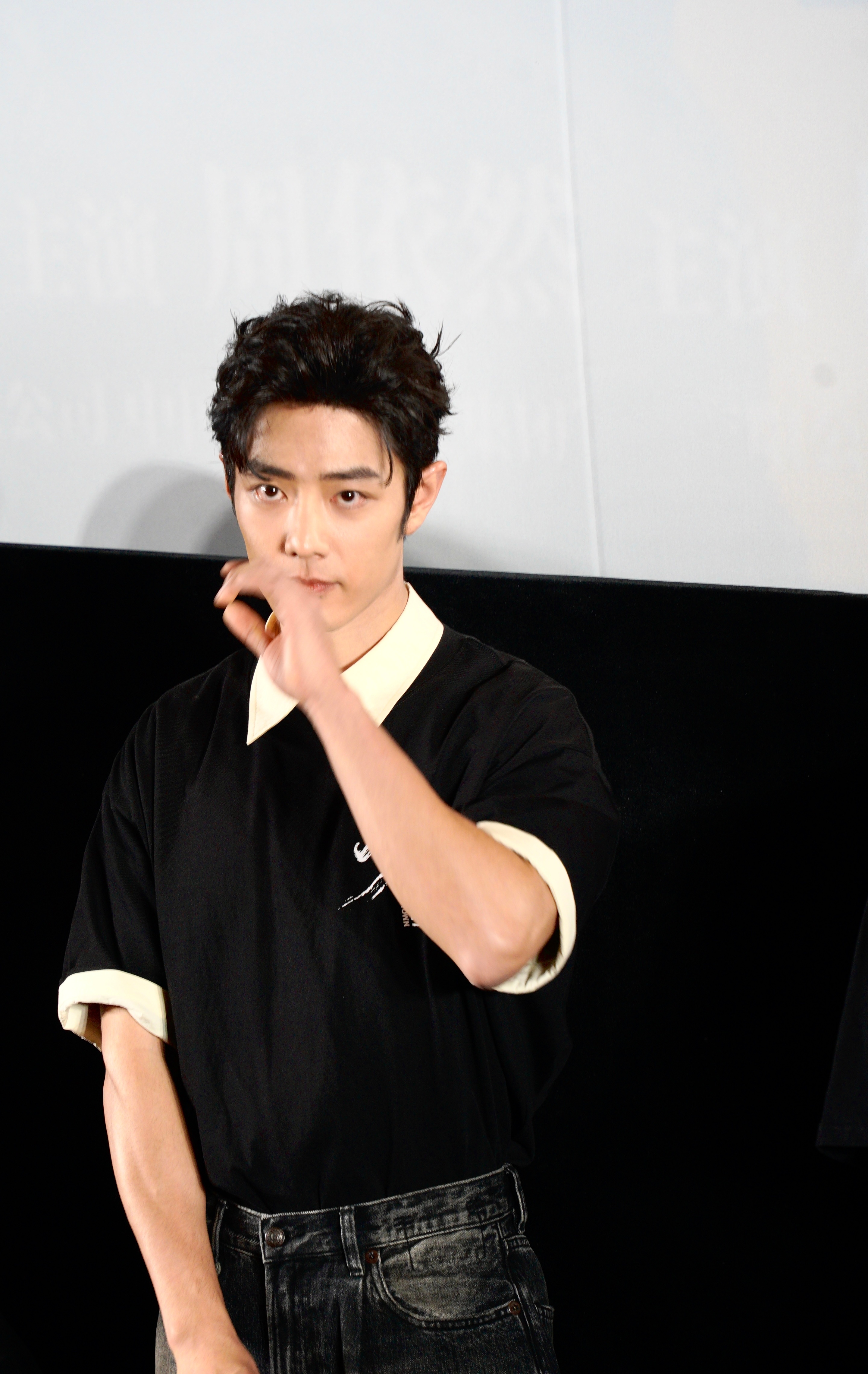 先发一波在《得闲谨制》拍的青年电影演员肖战吧，纯生图。温柔谦逊，看完电影里的莫得