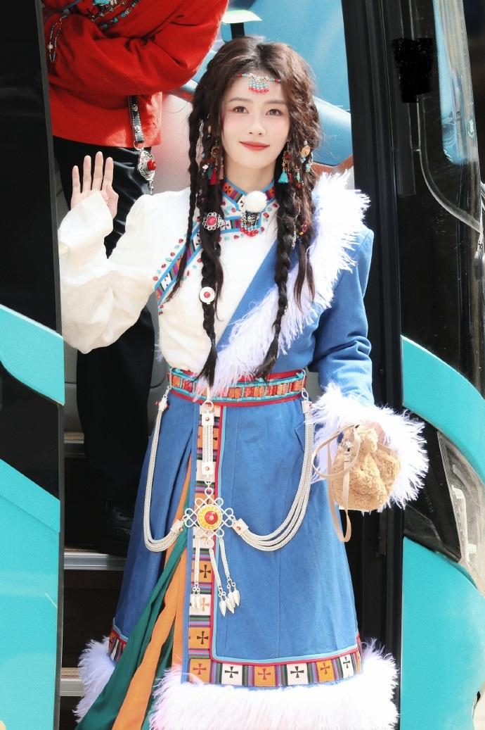 今天白鹿现身香格里拉，她这回走异域风路线，看上去好清纯。

白鹿里面穿白色打底衫