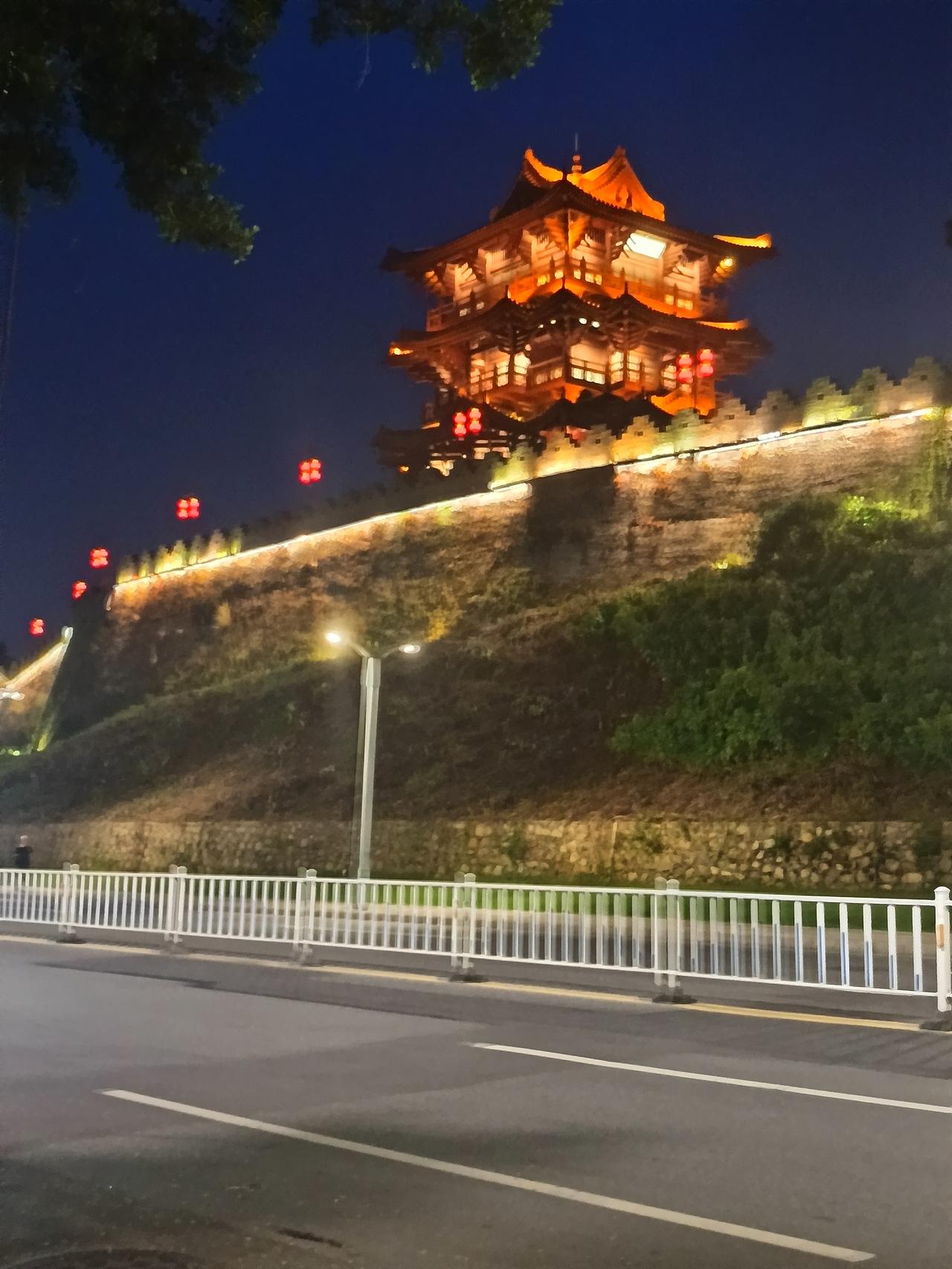 我在宋城路
发现一个很严重的问题
但不知道怎么说才好呢？





你敢相信吗？