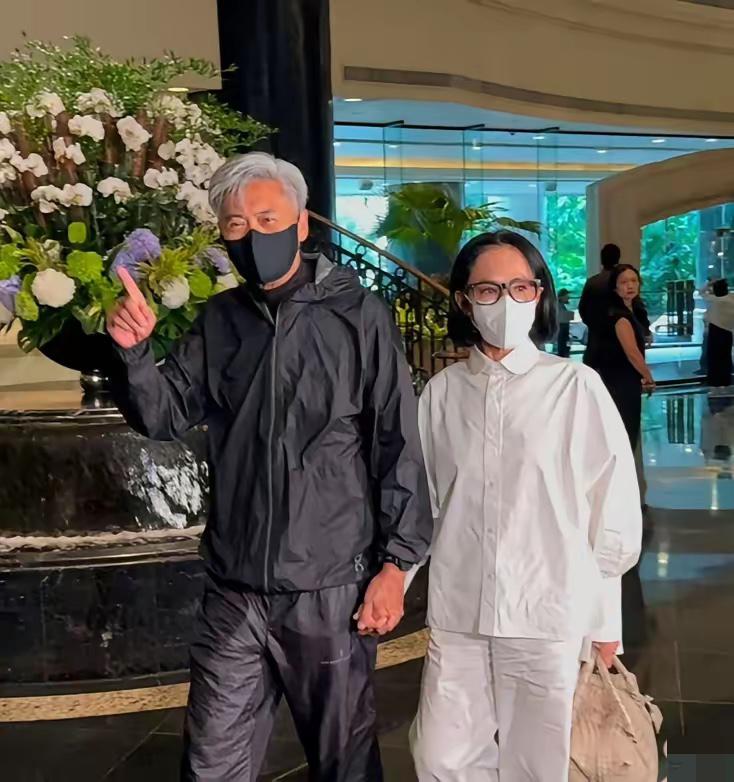 翻看施南生追思会现场照片，

不少网友都被周润发的状态戳中争议点，

全场气氛压