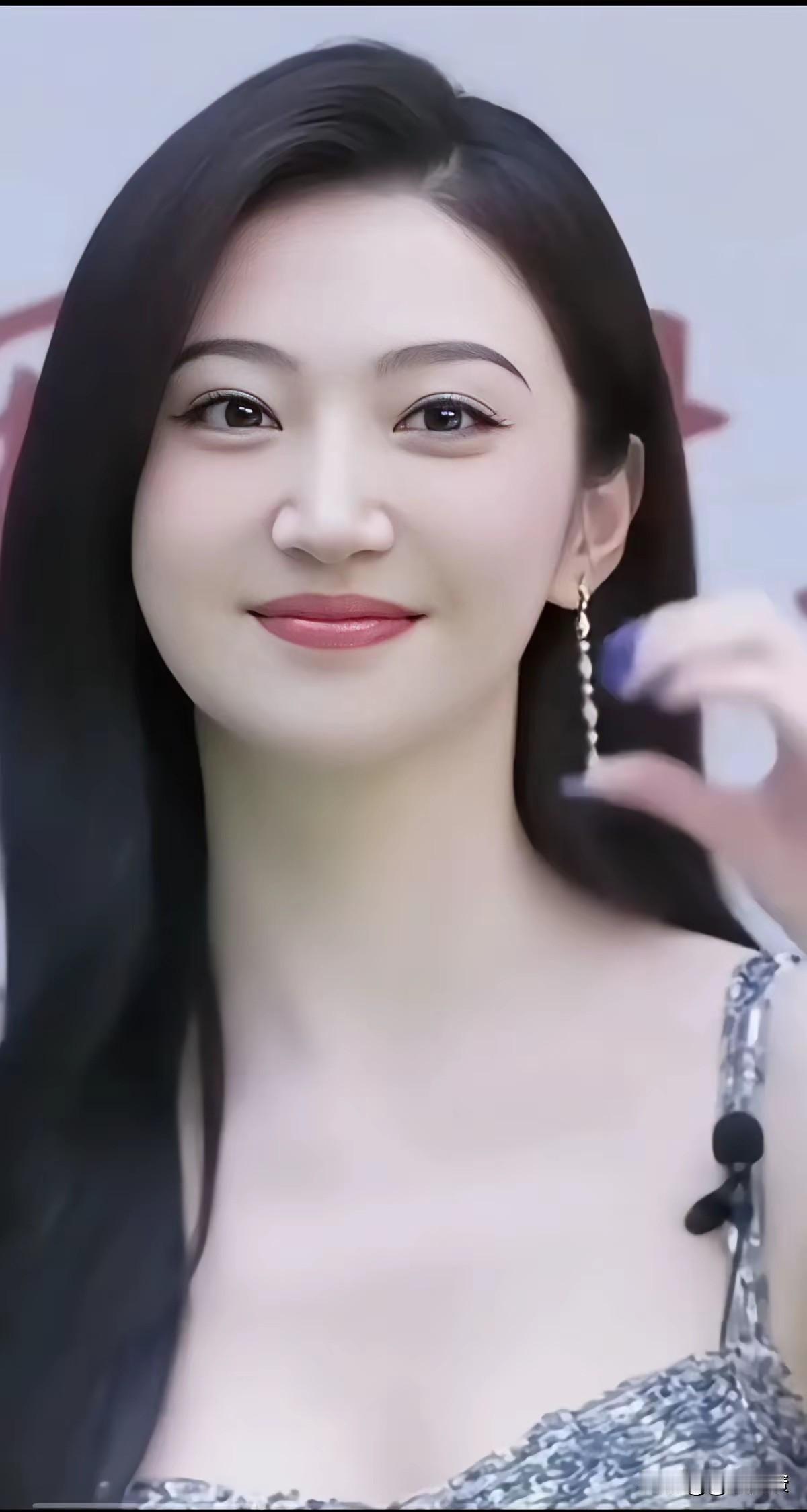 用什么词来形容她的美，大家给个意见。