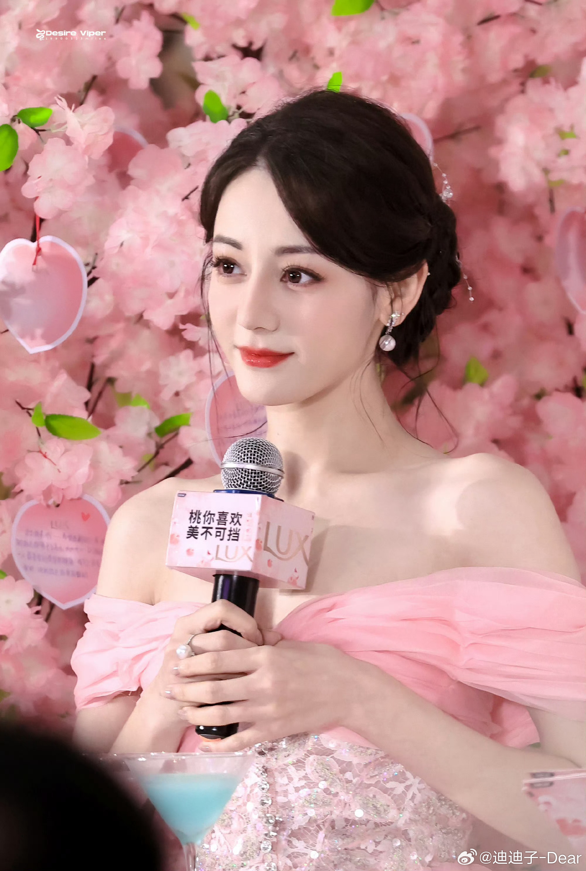 迪丽热巴[超话]迪丽热巴见面会主持人这世界充满太多假象 唯有思念不说谎​​​