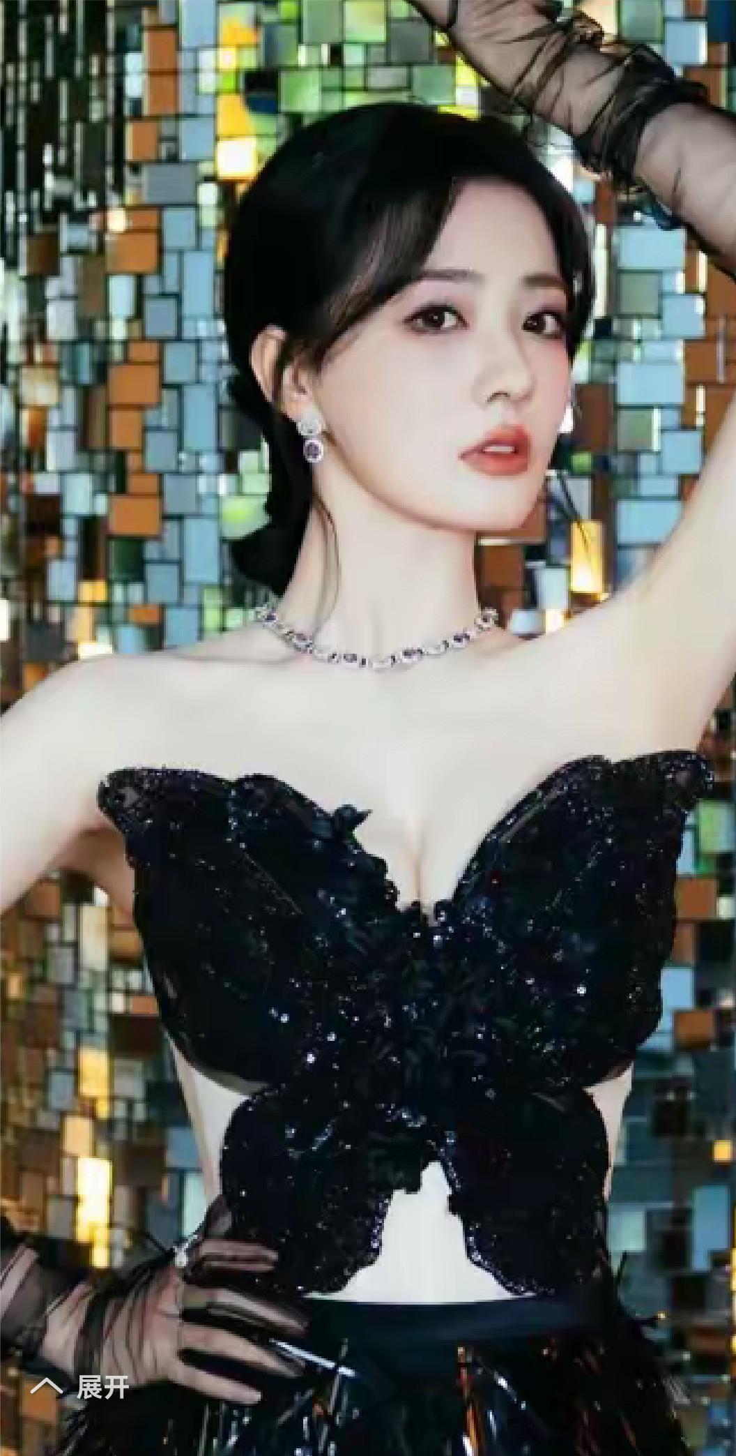 演员徐璐在直播间透露自己以前最开始拍戏时，网友说，她牙齿很黄，她就把上牙做了贴片