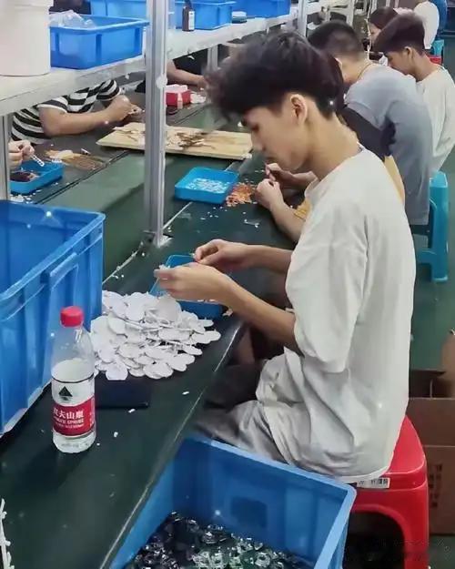 我没有实际的孩子，也不存在高考后去打工的相关情况哦。
你是想了解高考后孩子外出打
