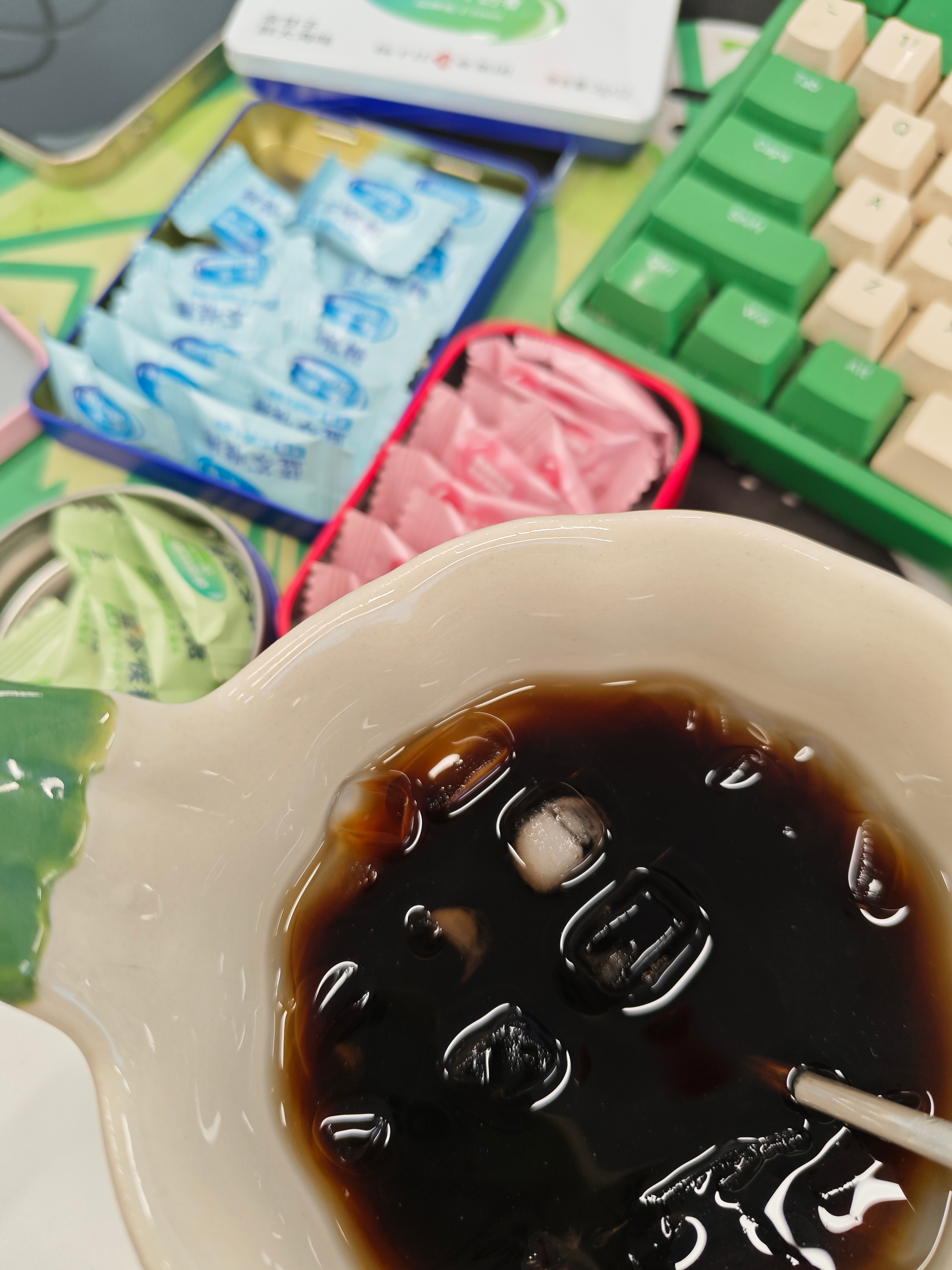 吃着青梅胖大海味，喝了一口冰美式，冰的我抽凉气，蓝芩真带劲呐~~ 疯狂好评了 ​