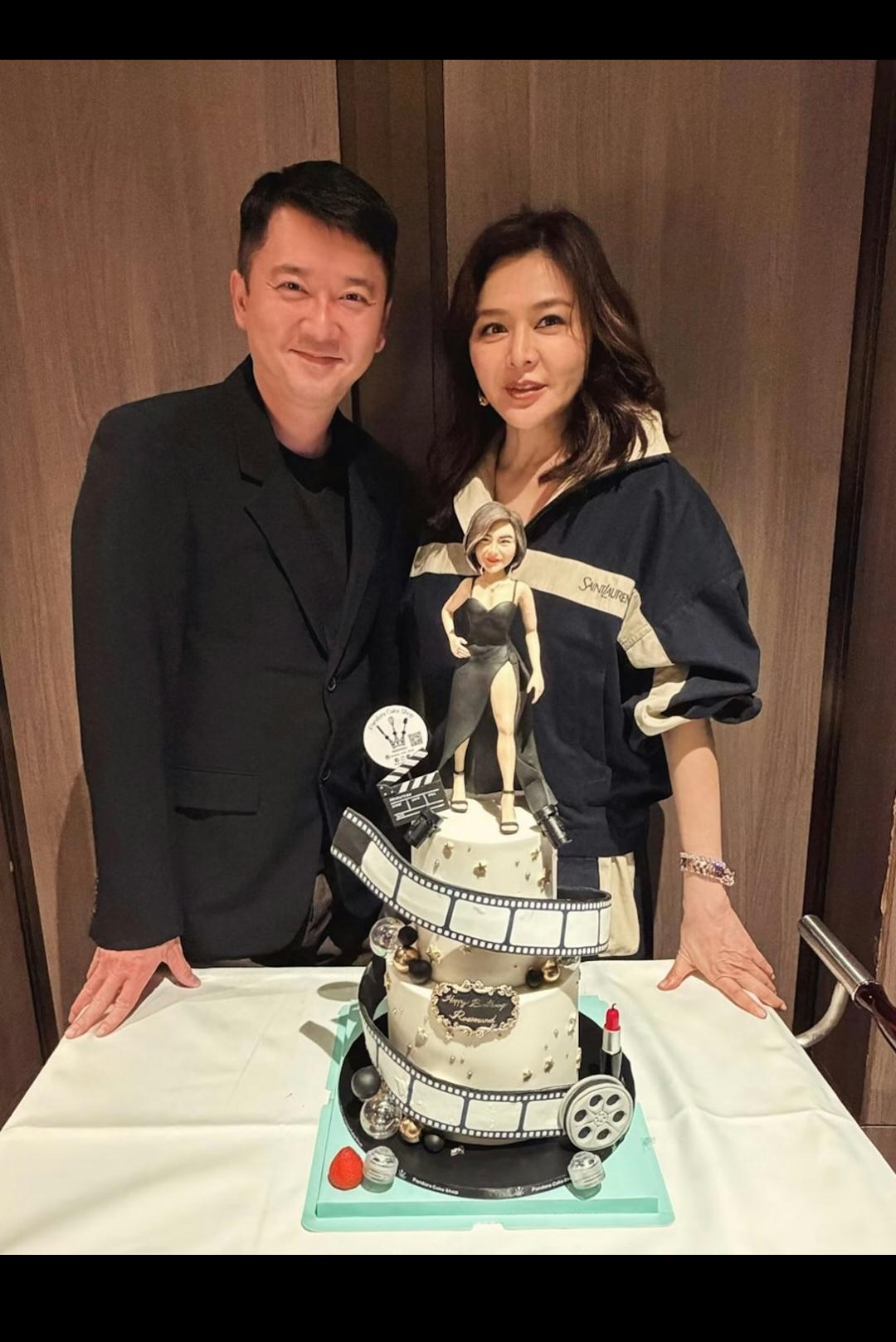 六十多岁的人了，依然那么漂亮，据说她祖上是沈阳的满族，好像姓氏就是瓜尔佳氏，不知