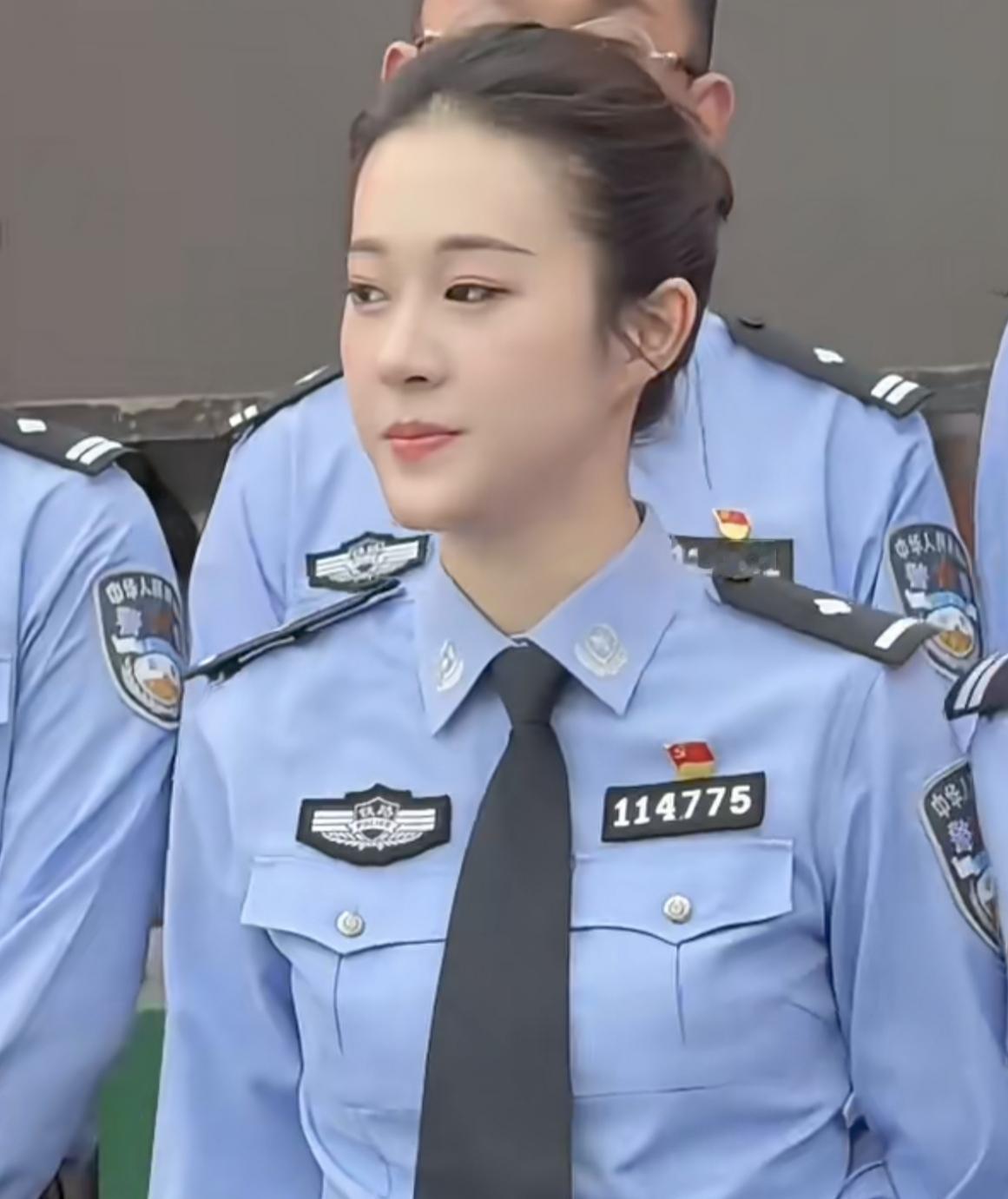 苏州出现高颜值女警，年轻貌美不输一线女明星。这位美女没有受市场引导争当网红去挣快