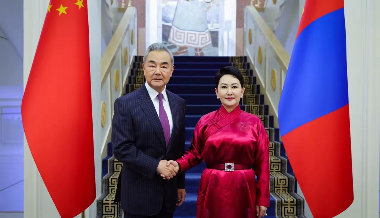 中国和蒙古国谈妥了！6月13日，蒙古国总统呼日勒苏赫在乌兰巴托会见中国外交部长王