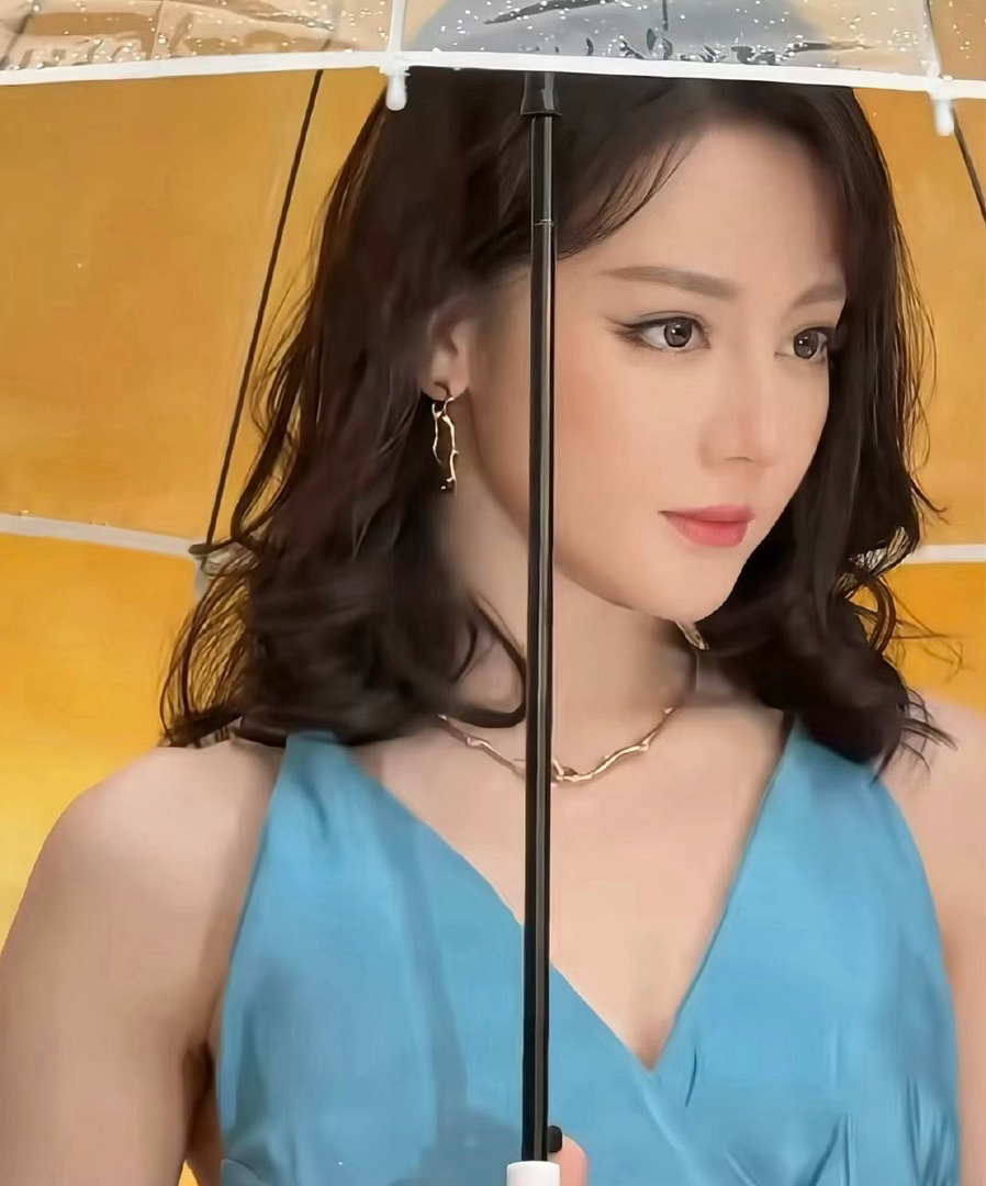 现在甚至能看到有人说迪丽热巴算不上大美女，那谁算？ 