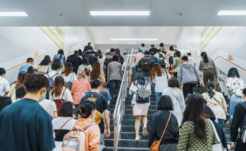 退休后就轻松了，这句话很多人信了大半辈子。可真正办完退休手续才发现，养老并不是享