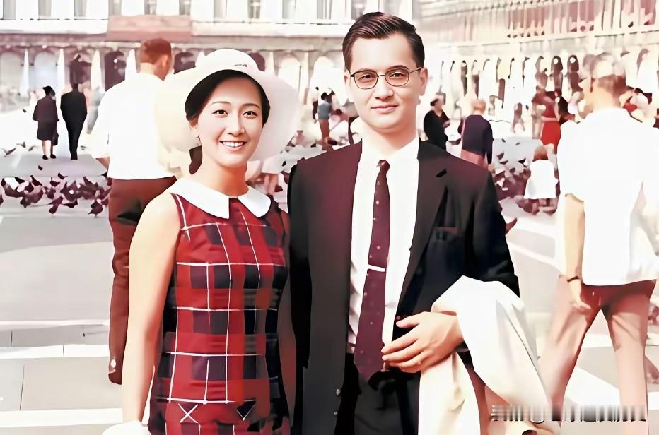 这是上世纪60年代，新婚不久的连战和方瑀在意大利威尼斯圣马可广场留下的珍贵影像。