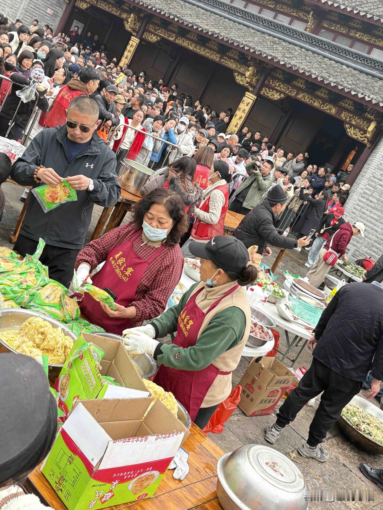 宁波首届刨猪饭爆火！
1万多人挤爆小镇
谁能想到！
宁波首届刨猪饭，
居然吸引了
