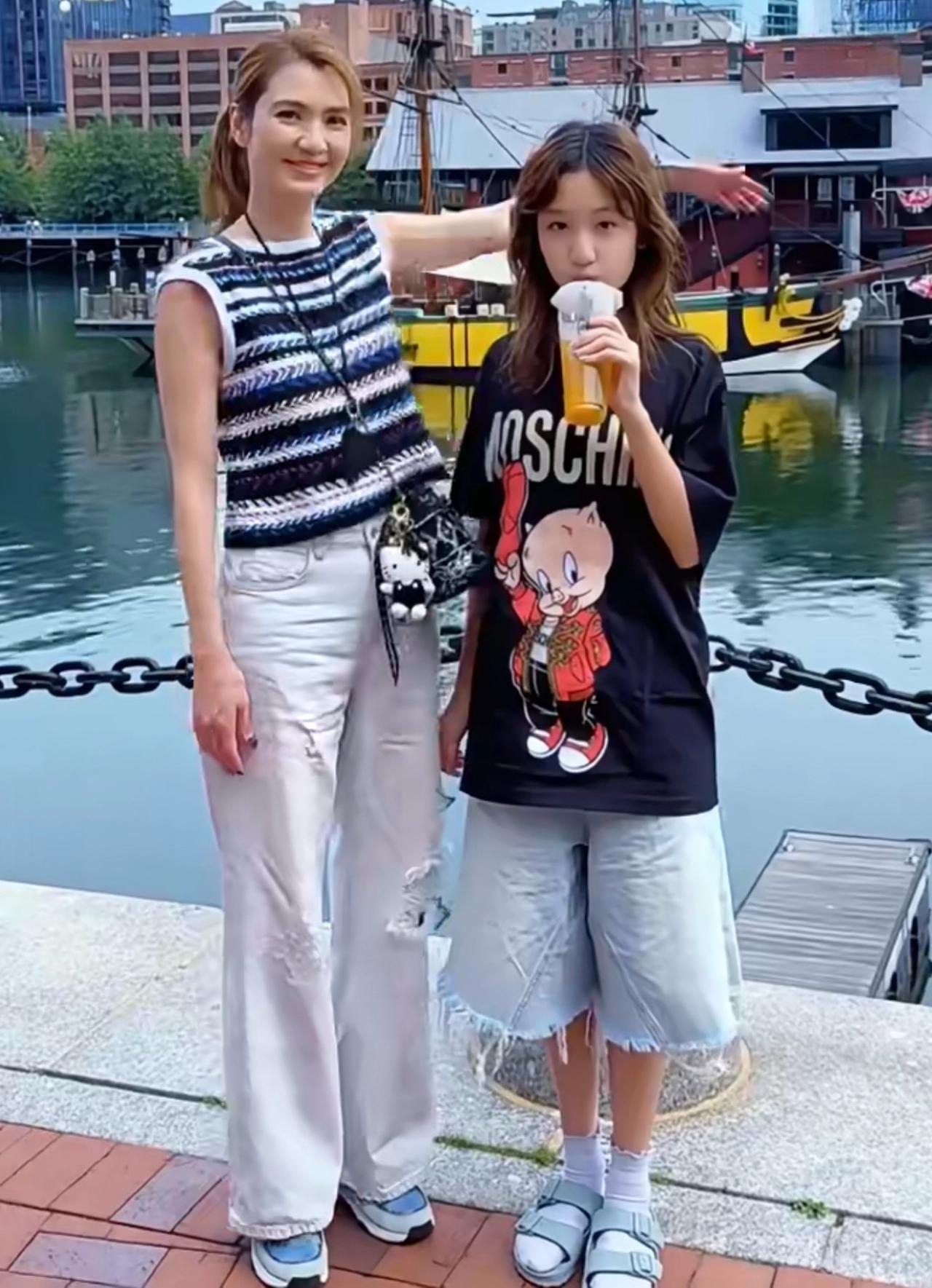 洪欣带着女儿暑假游玩，母女俩的快乐时光