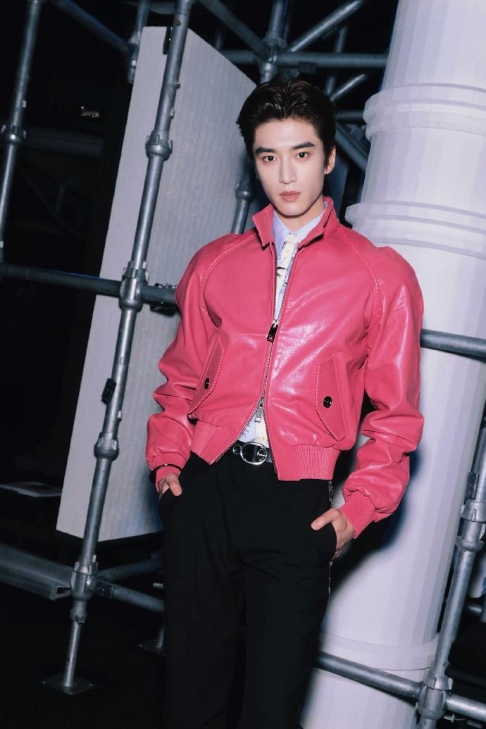 张康乐G社生图状态张康乐粉皮衣背头拽感 张康乐G社生图状态，谁懂粉皮衣+背头，看