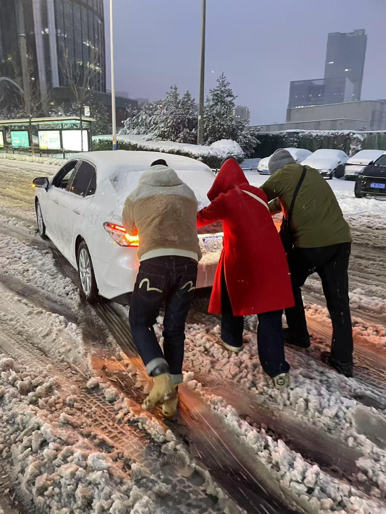 来的时候好好的，现在回不去了…… 济南  暴雪已经全城瘫痪，我跟我的摩托可咋办呀