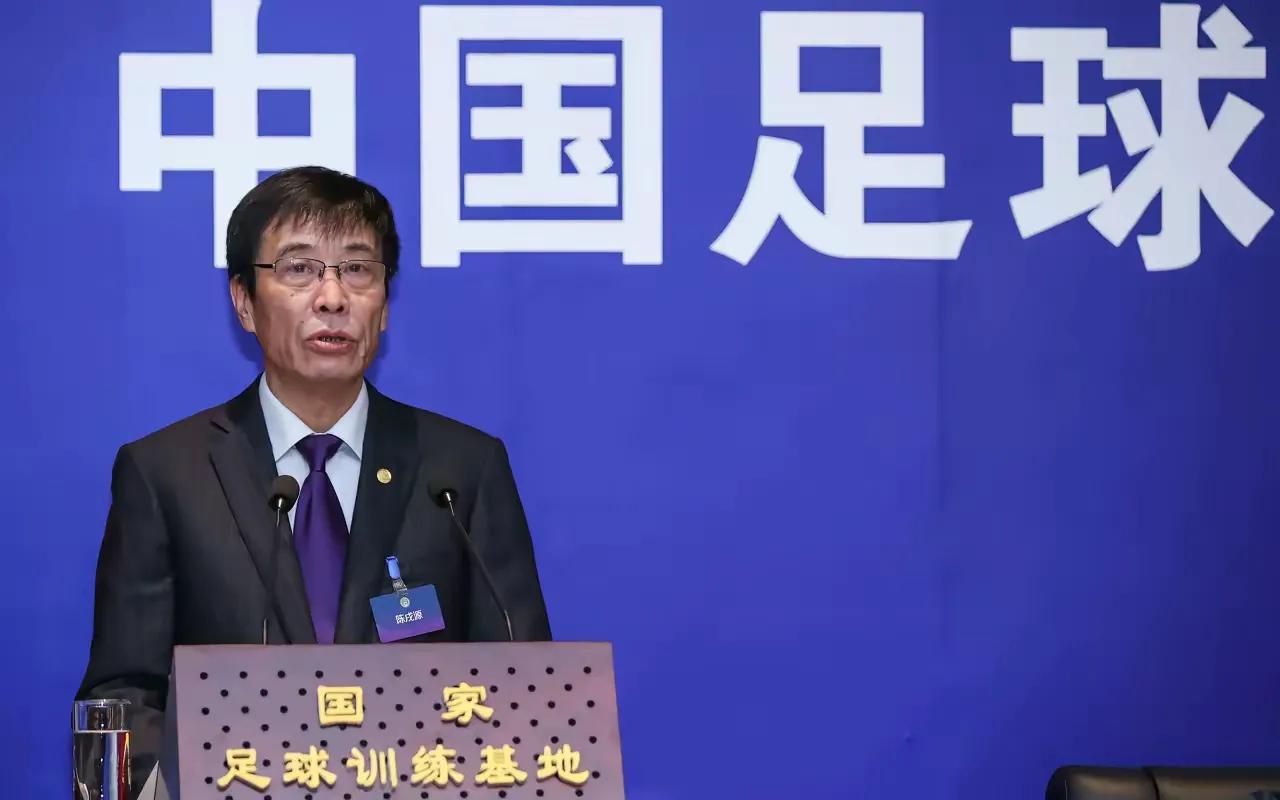 足协主席现在脸都绿了。
他是真没想到，球迷会把火撒到赞助商身上。蒙牛的牛奶、耐克