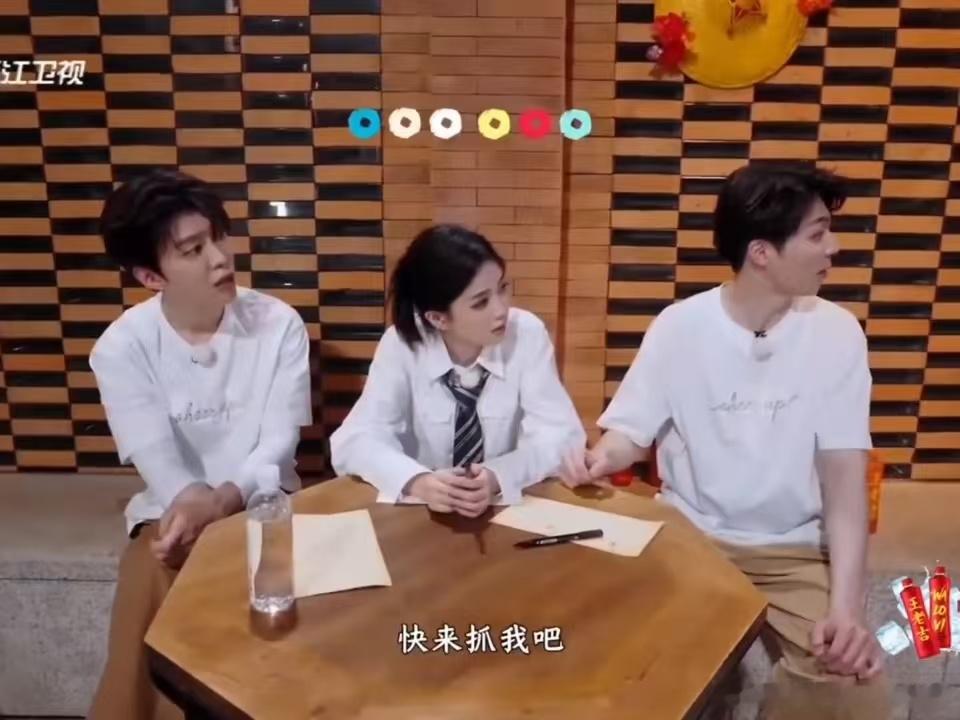 白鹿范丞丞陈立农看李晨被围攻白鹿范丞丞看李晨被围攻奔跑吧李晨扛着白鹿踩指压板 三