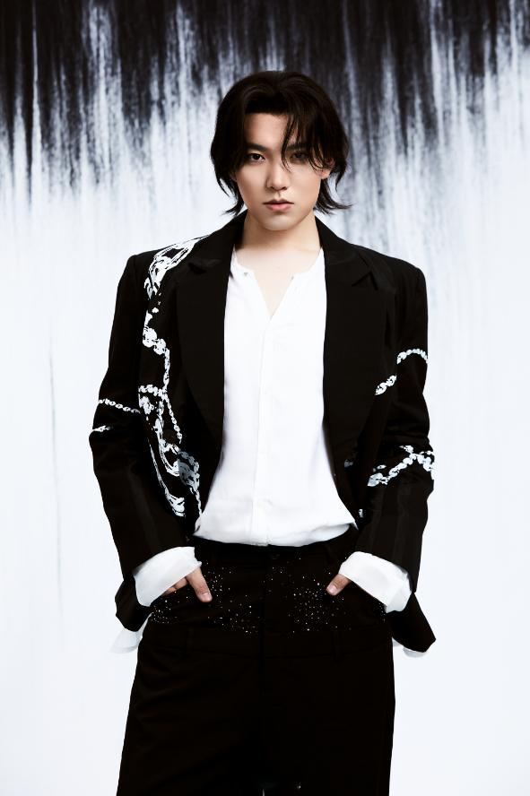 闺蜜快来看唱桥边姑娘的不是老头唱《桥边姑娘》的海伦居然这么帅！斯文西装反差感拉满