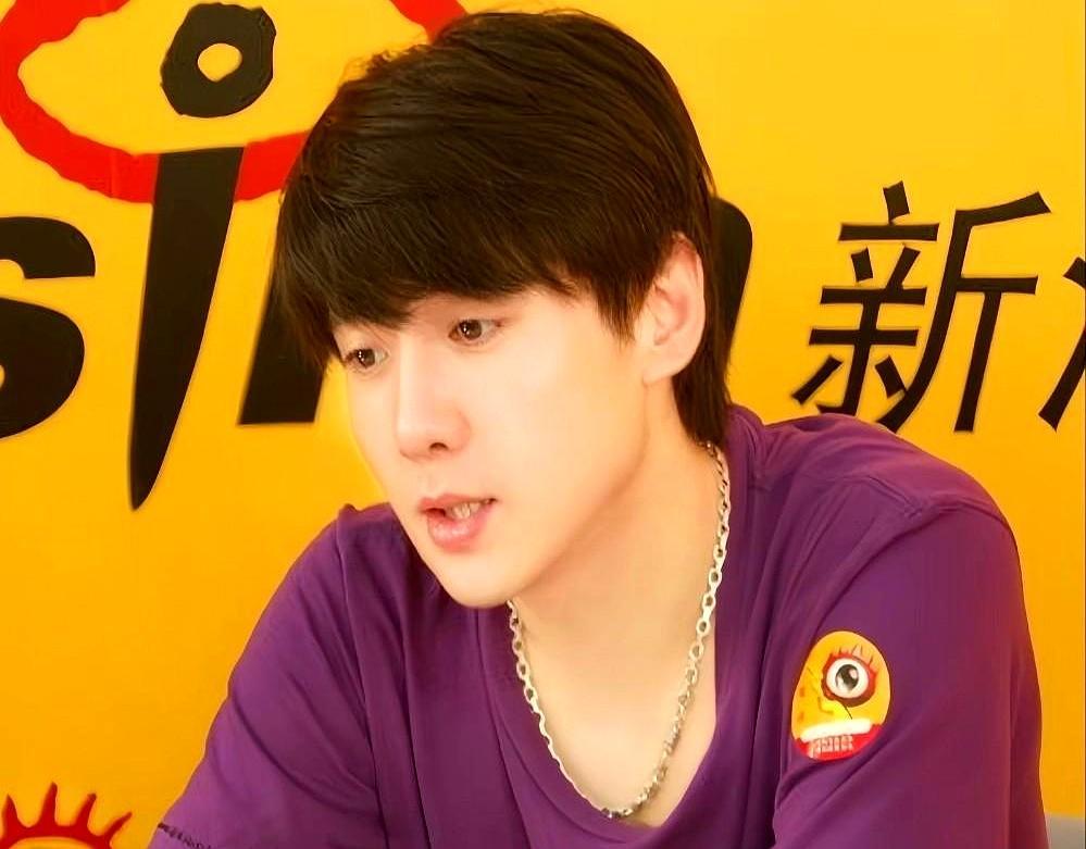 膝盖积水不是段子，是喜剧人的职业税。
 
沈腾早年能跳高难度民族舞，靠的是军艺科