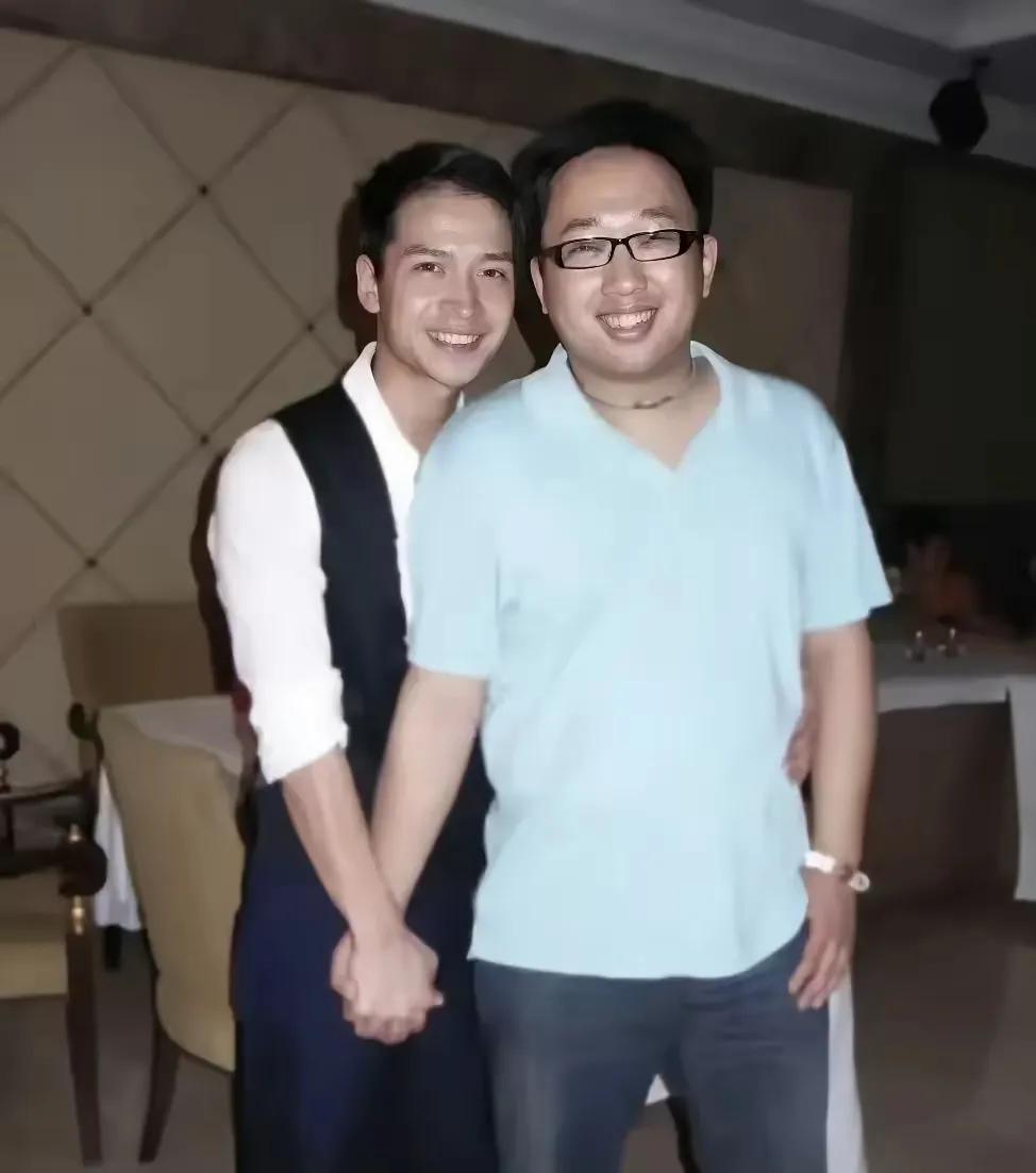 死丫头说饭都没跟何晟铭吃过几次，但是，却会和他十指紧扣，羞涩搂腰，一起笑得荡漾…
