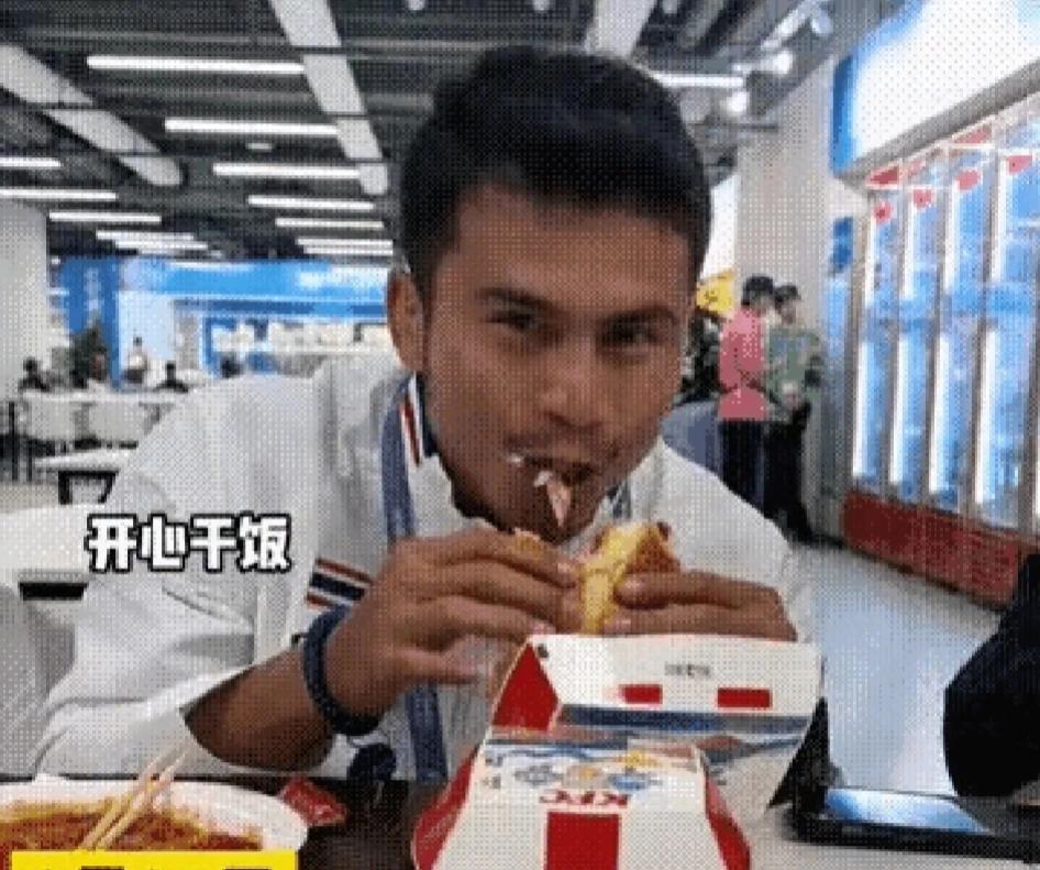 太不敬业了吧，
两个外国的运动员输了比赛后也不总结教训，就这么开心地去吃饭了，这