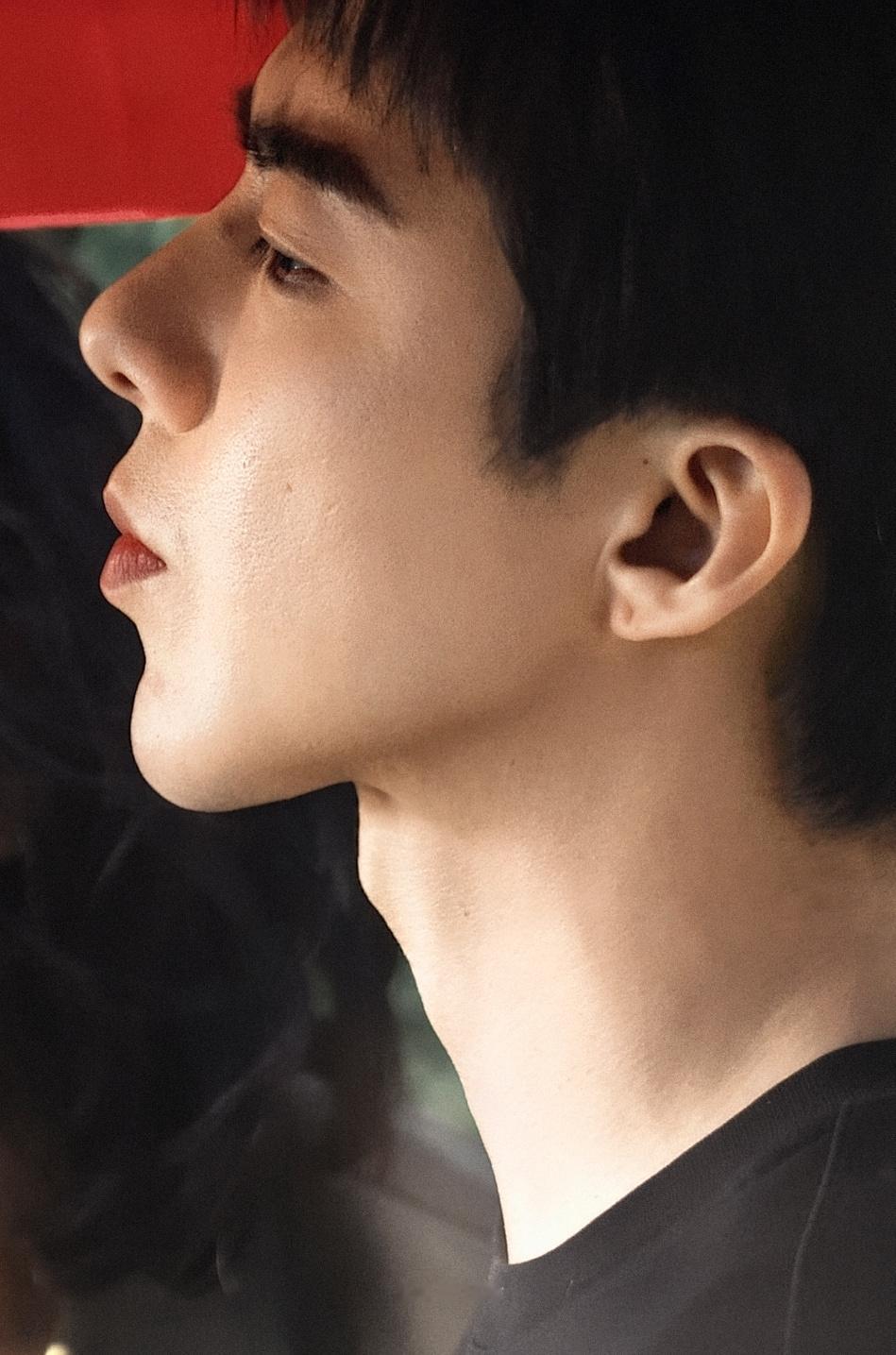 刘宇宁工作室[超话]  側臉是拿來看的，下顎線是拿來收人的。🖤刘宇宁 ​​​