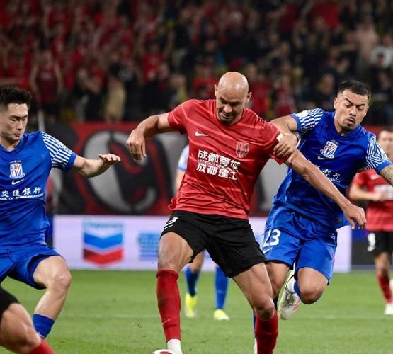 新赛季中超16支球队，有三支球队有机会夺冠，但不包括山东泰山和北京国安。
第一支