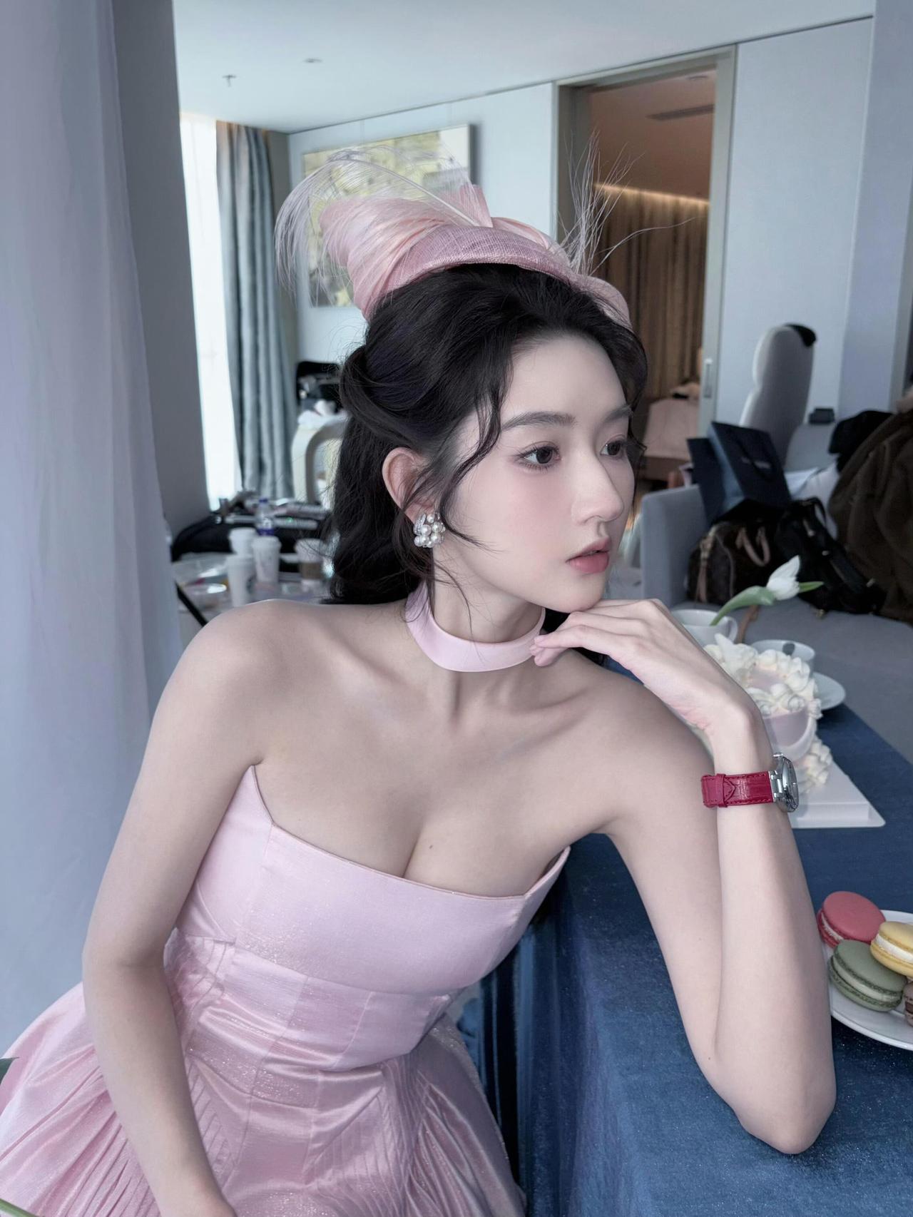 王玉雯
粉纱裹着光，
在肩线处轻轻落定，
像春日最后一场雪，
软得能接住风的叹息