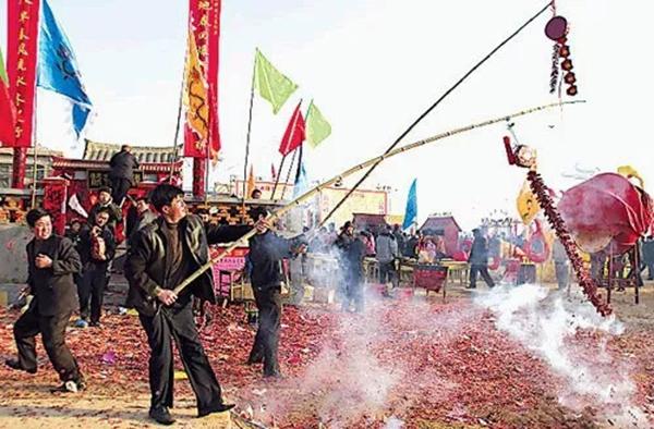 现在，很多地方在春节期间，把烟花爆竹从原来禁放变成了限放。
我也在手机上查了一下