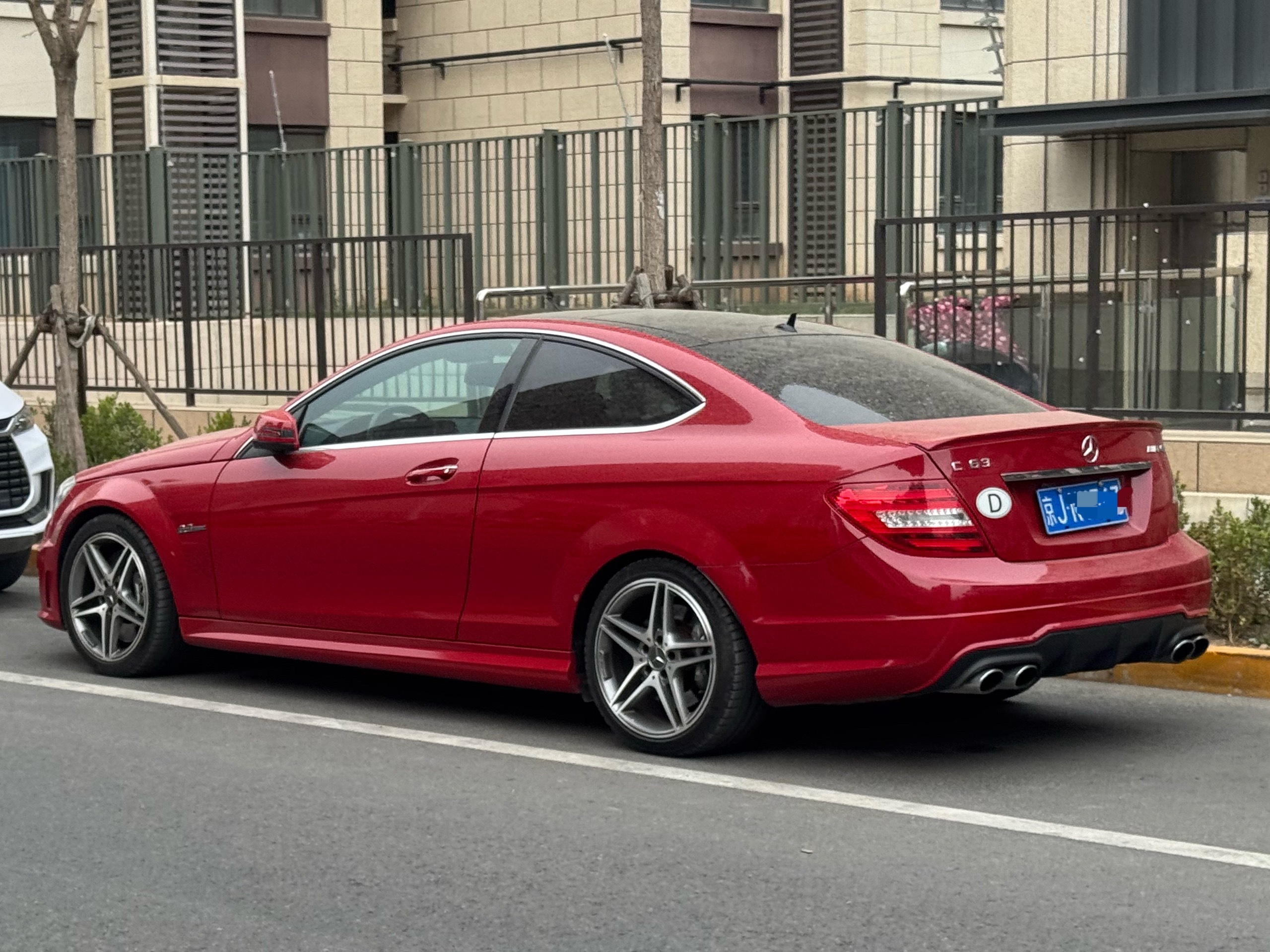 还得是我大顺义成色真好的W204，C63 COUPE远处车头看 我还以为507呢
