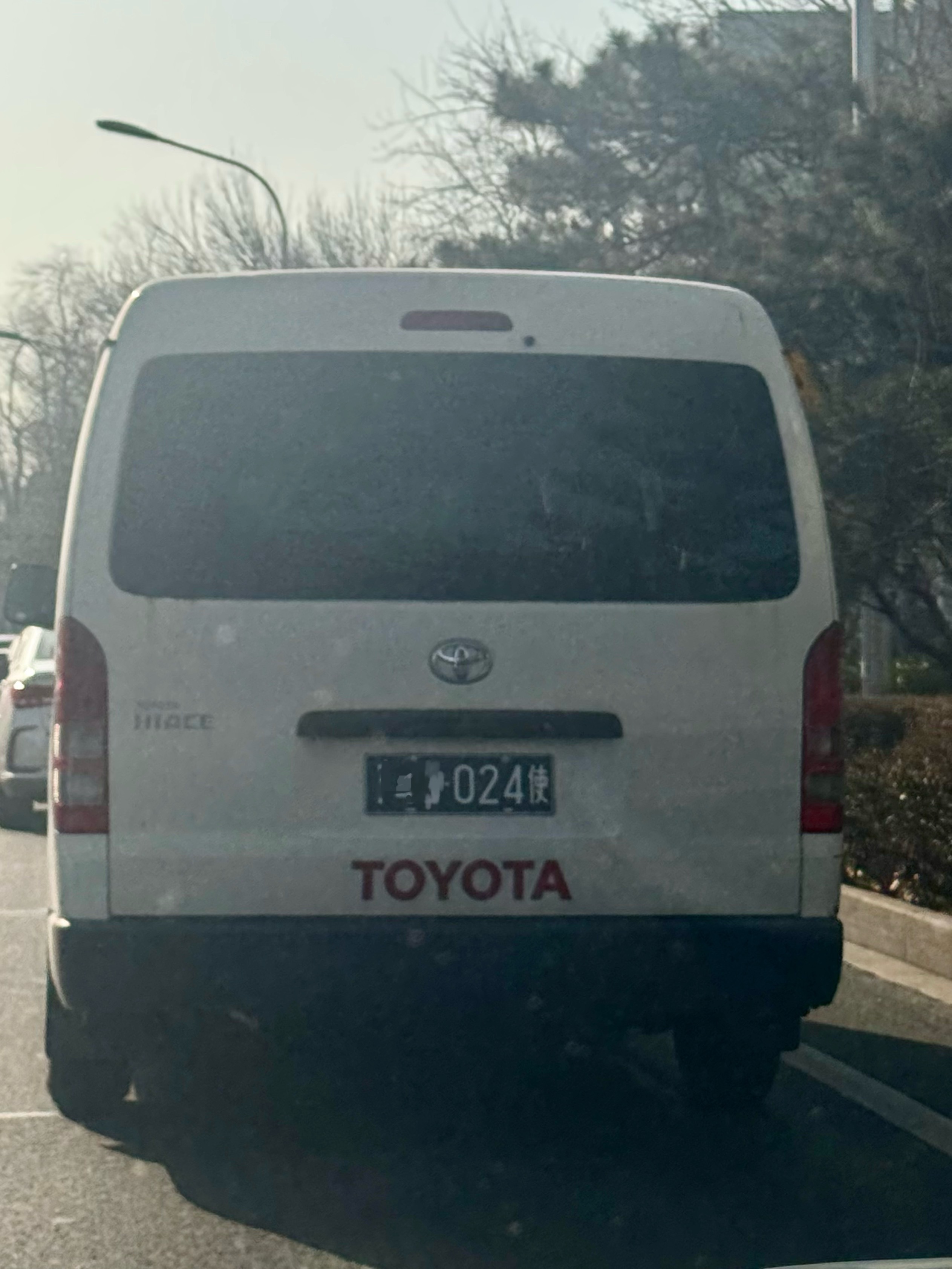 黑色牌照海狮，应该是领事馆带进来的车，80-90年代丰田车尾TOYOTA log