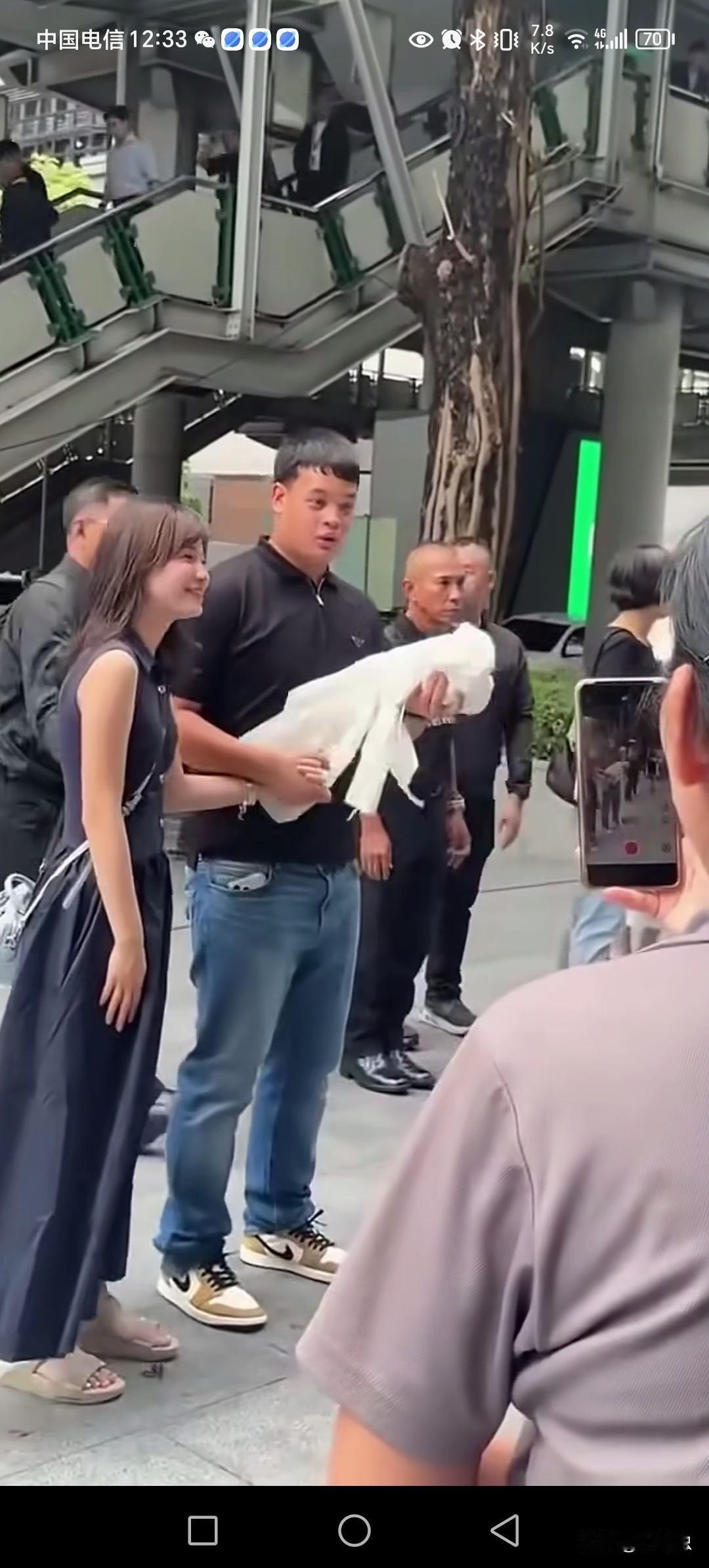 泰王接班人提帮功，出行手握美女。
这是谈恋爱了，作为泰王接班人，在泰王儿子当中，