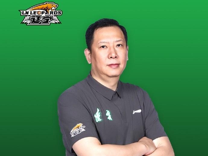 CBA最新消息：据辽宁男篮官方报道，今天是球队助理教练吴乃群指导的生日，让我们共