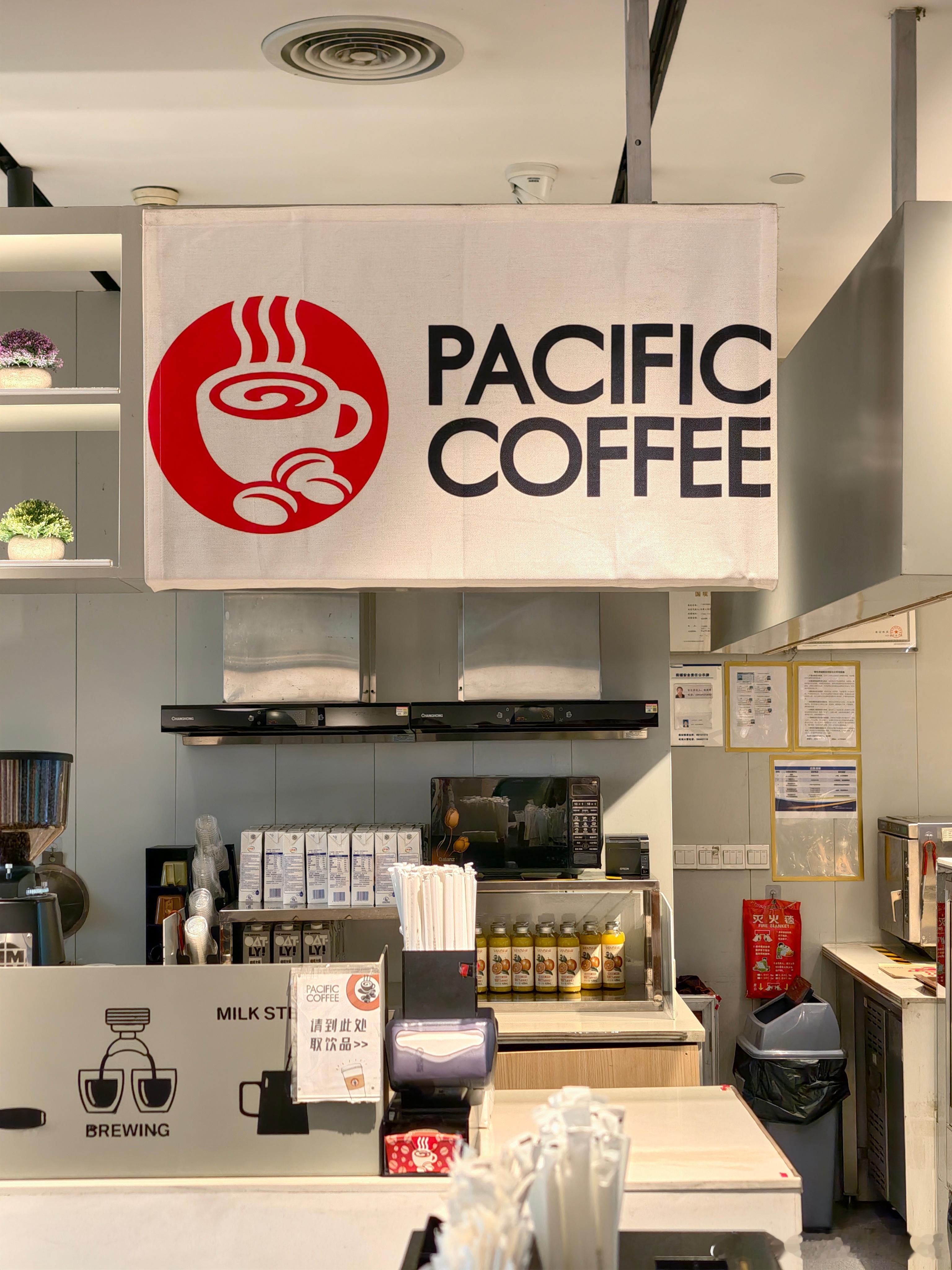 又是天刚亮就要起床去机场，啡不能停好像自带杯的时候，太平洋咖啡的这杯冰美式，喝起