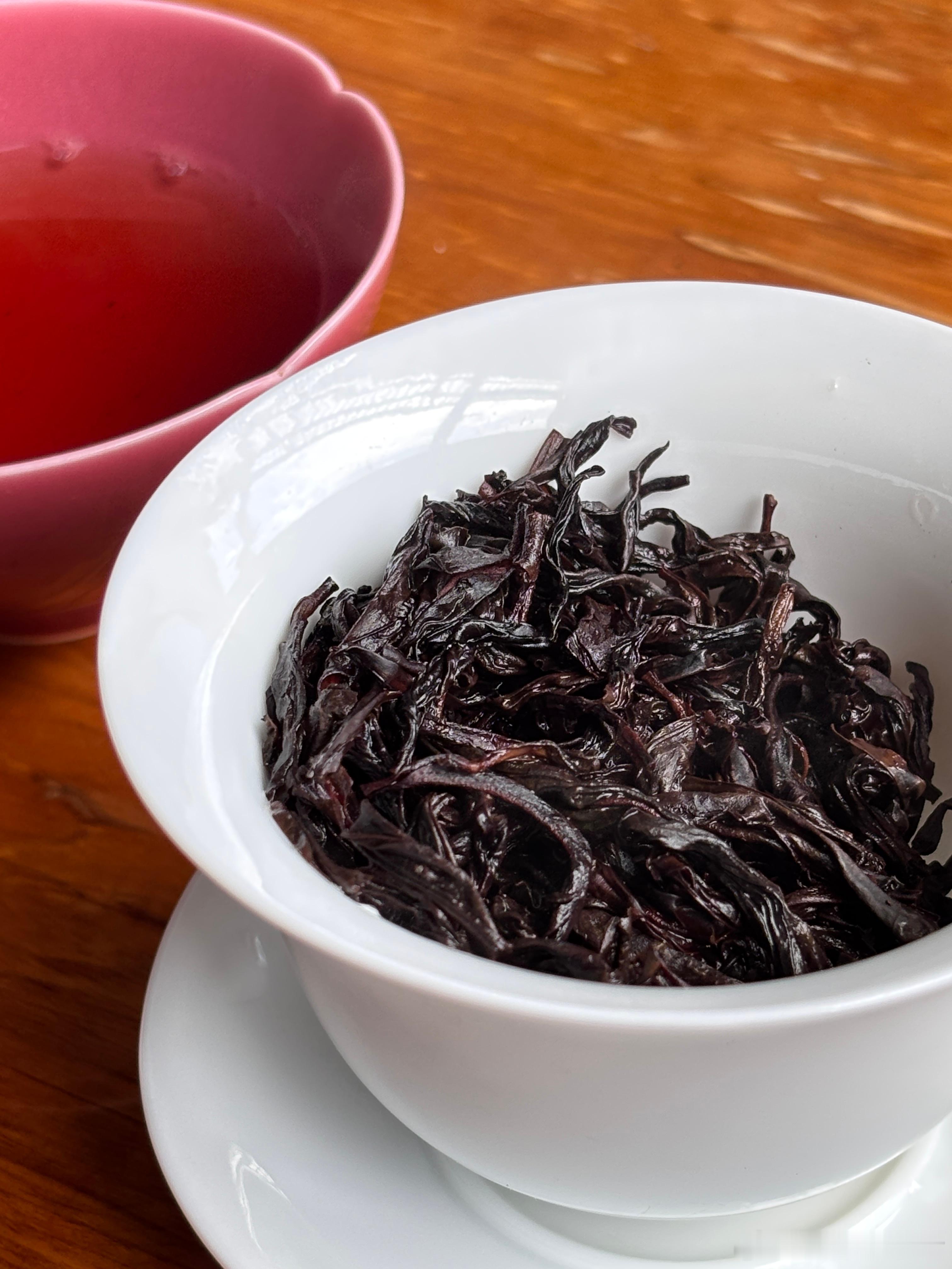 一熟人来电问在干嘛，我说正喝茶呢。然后问他最近没见人忙什么？他说正在混日子呢。我