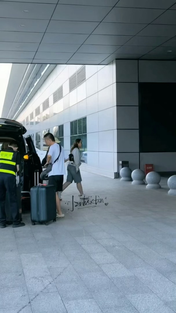 王楚然  怕受到台风影响，楚然昨晚带着6个行李箱连夜坐高铁逃离深圳，大清早坐廉航