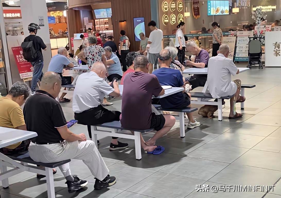 我们小区门口那快餐店，老板快被逼疯了
每天下午两三点，一群老头老太太准时来，不点