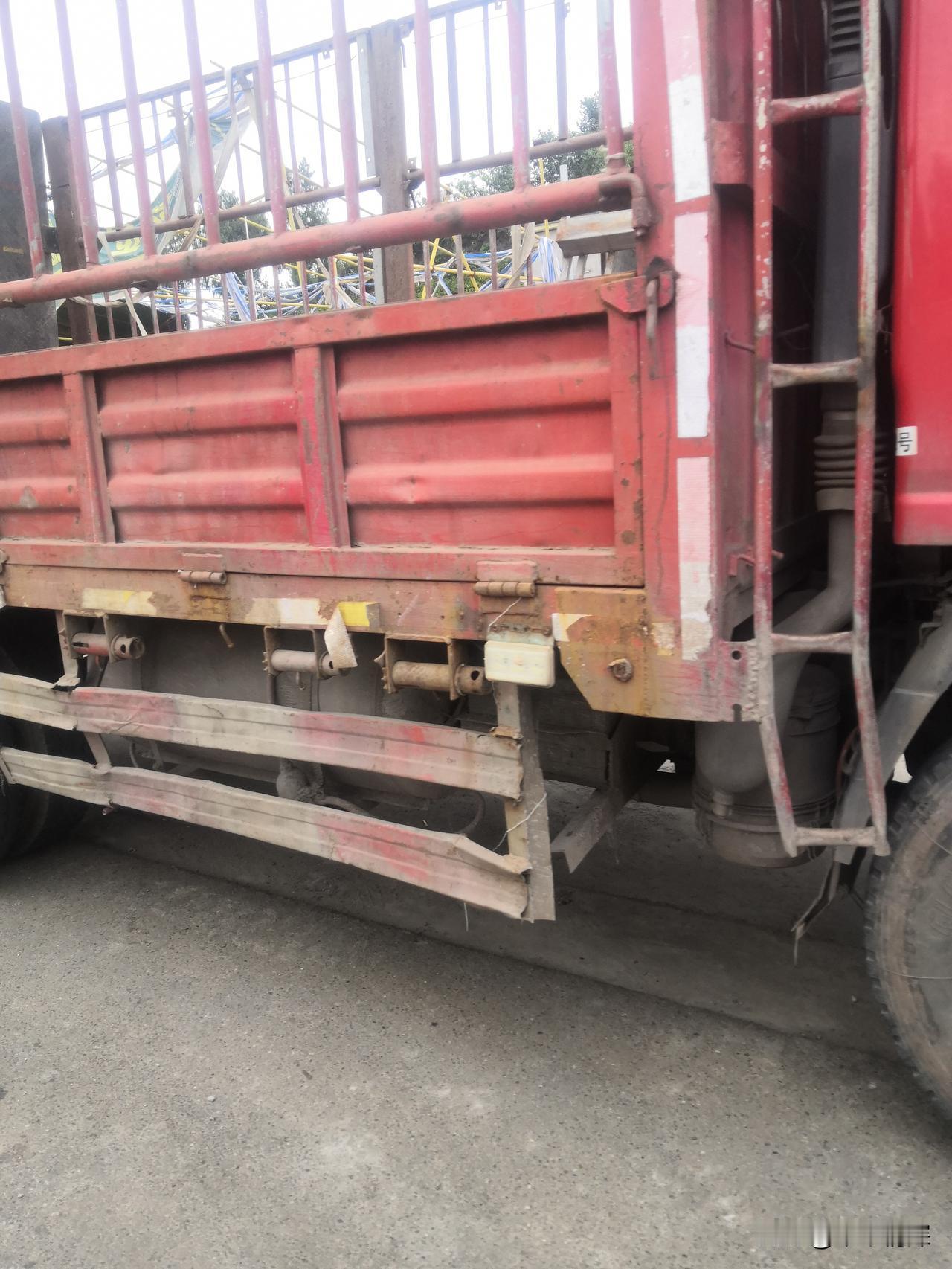 成都市为什么一下雨就开始堵车？，成都市是一个大城市，庞大的车流量进进出出，在成都