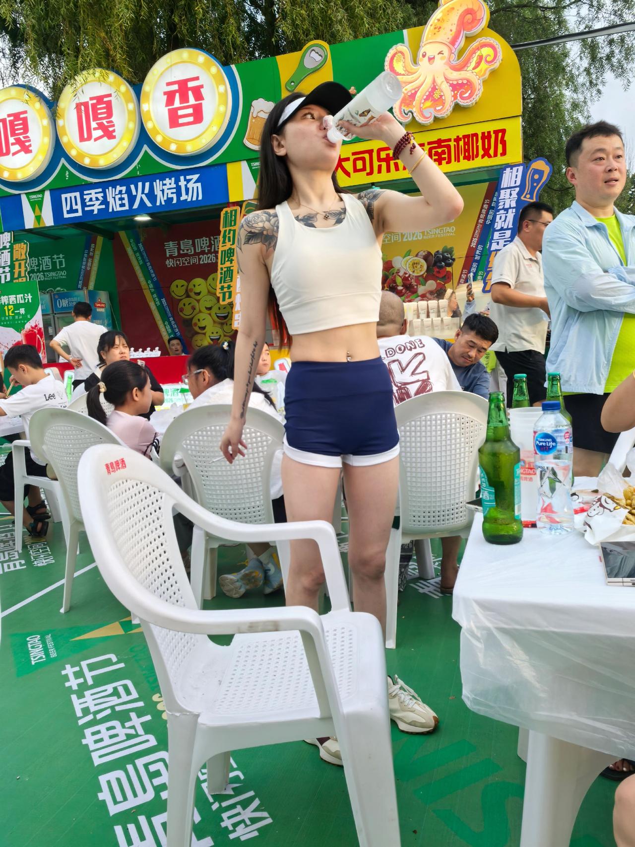 瓦房店东山公园啤酒节现场，大嫂风范。
能吃能喝的下，能容事也能办事。减了肥吃过苦